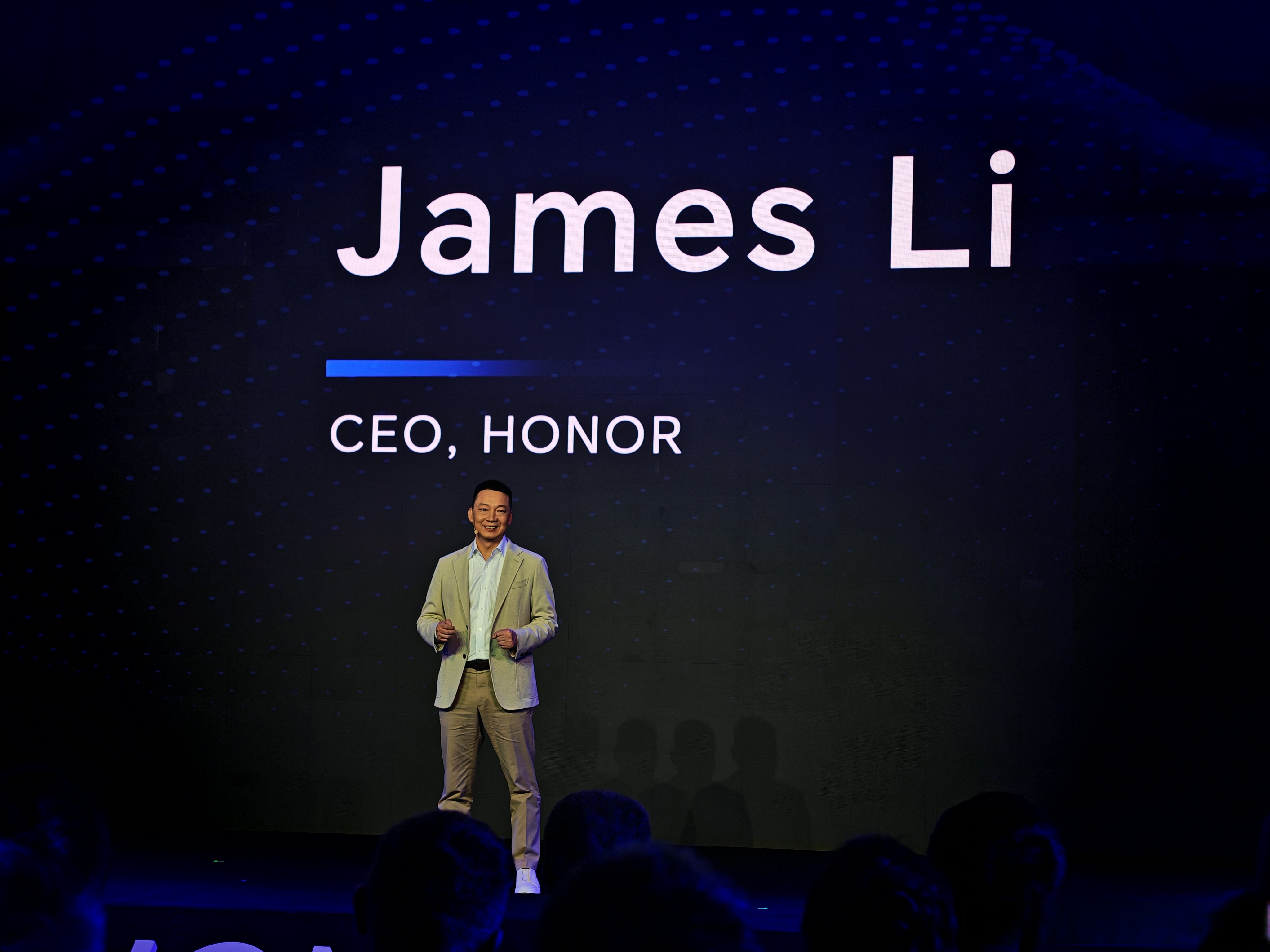 荣耀参展2025全球人工智能终端展，国内首次技术解读阿尔法战略