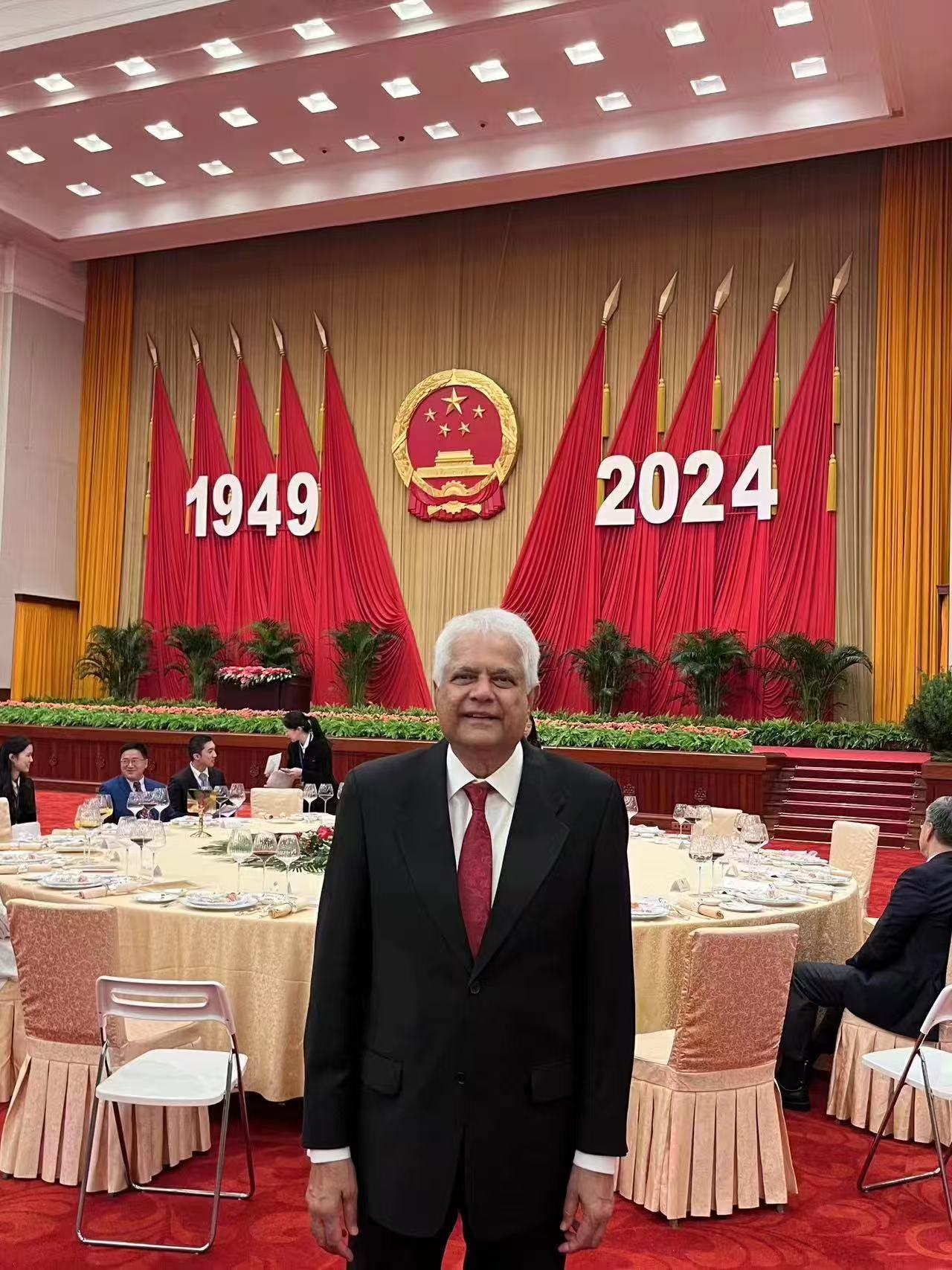 李强同印尼总统普拉博沃共同出席中国—印尼工商界晚宴并致辞