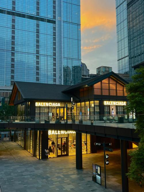 巴黎世家北京旗舰启幕 全球最大空间重塑奢华零售体验