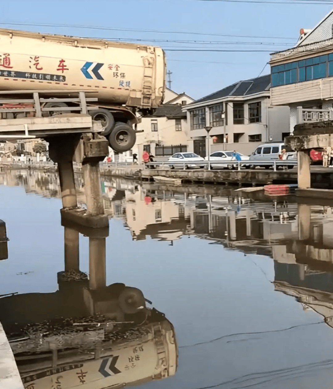 突发！俄罗斯布良斯克州一桥梁坍塌，致列车脱轨