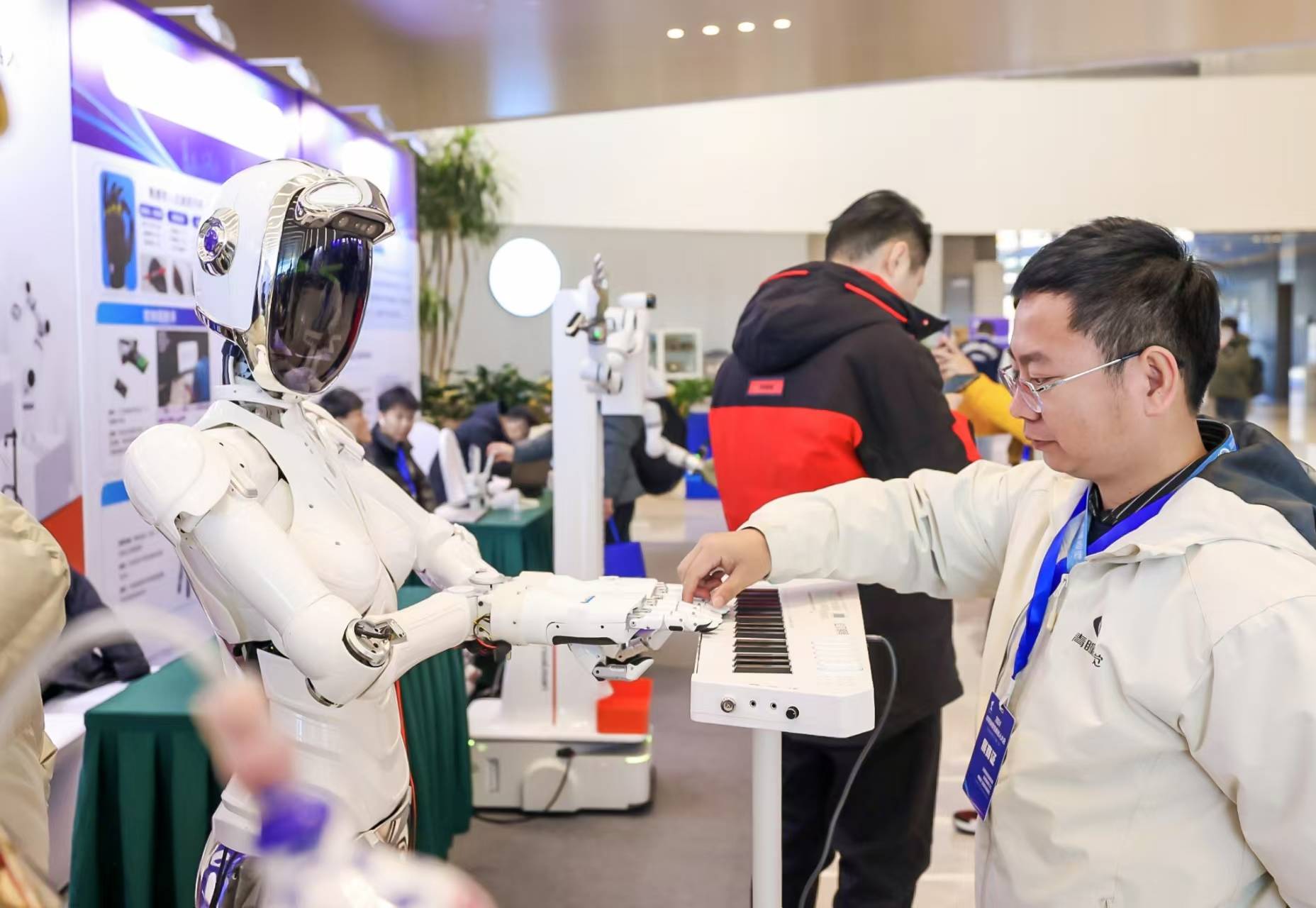 这里有一场机器人派对：“世界机器人嘉年华”在武汉举行