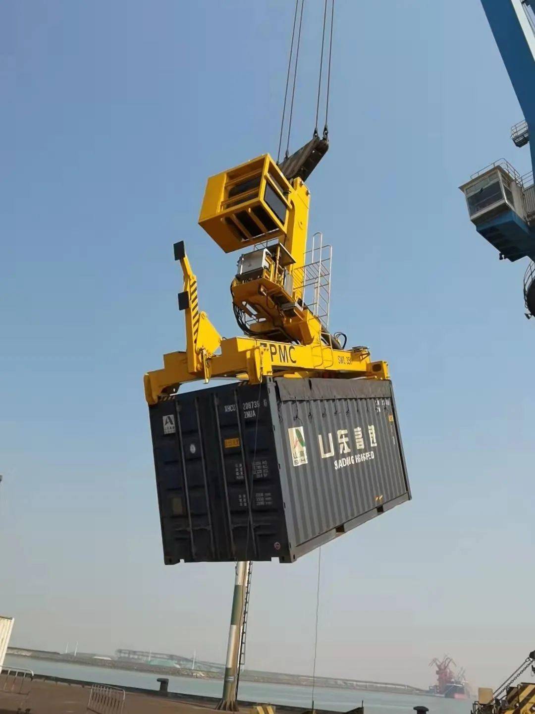 振华重工获得实用新型专利授权：“拖缆机可开合排绳器的液压系统”