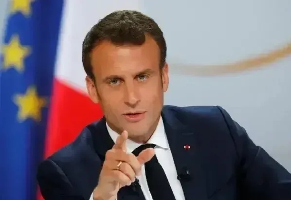 王毅同法国外长巴罗通电话