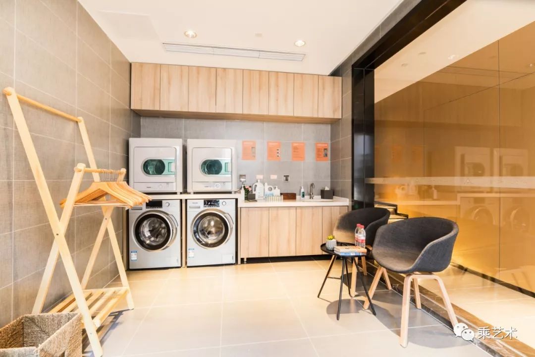 若羽臣股东朗姿股份欲高位套现；亚朵酒店就“枕套事件”再道歉丨消费早参