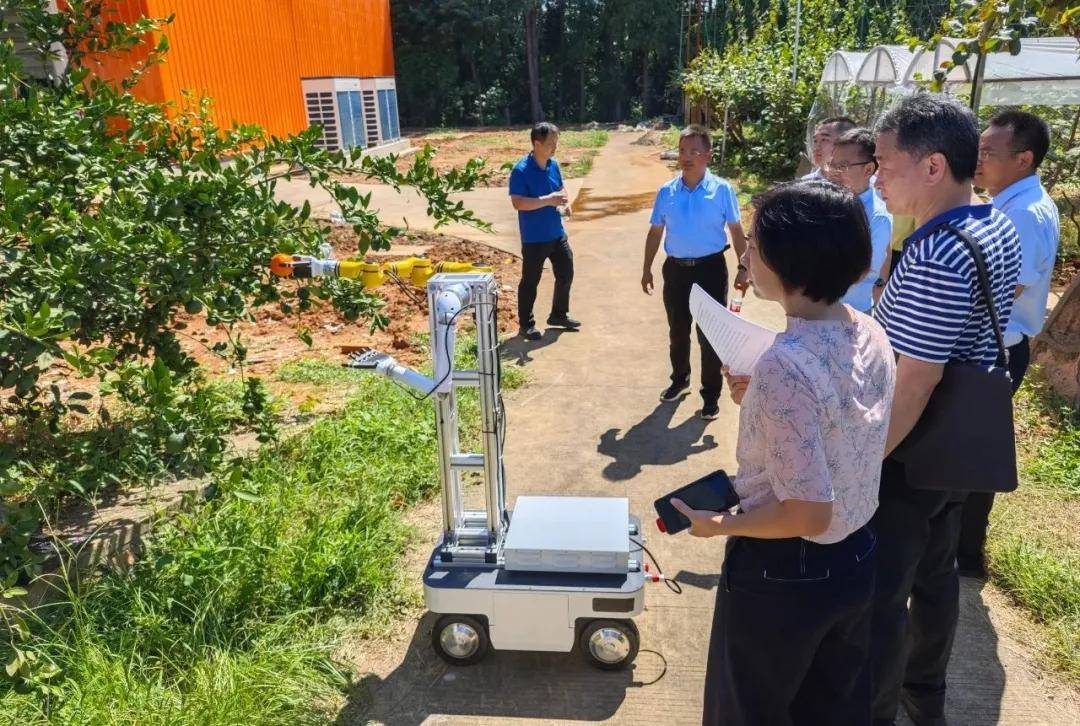 开展智能养老服务机器人结对攻关与场景应用试点