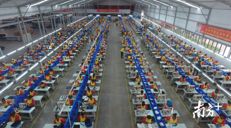 秀我中国丨详解国产脑机接口技术 独家探访脑机接口组装车间