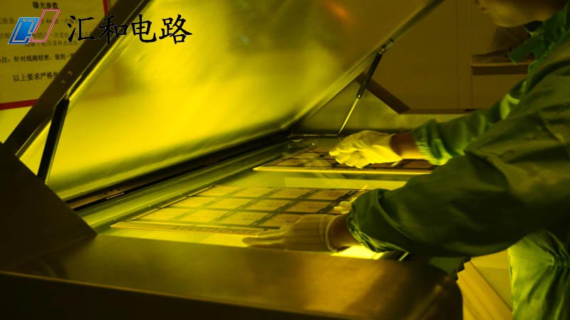 秀我中国丨详解国产脑机接口技术 独家探访脑机接口组装车间