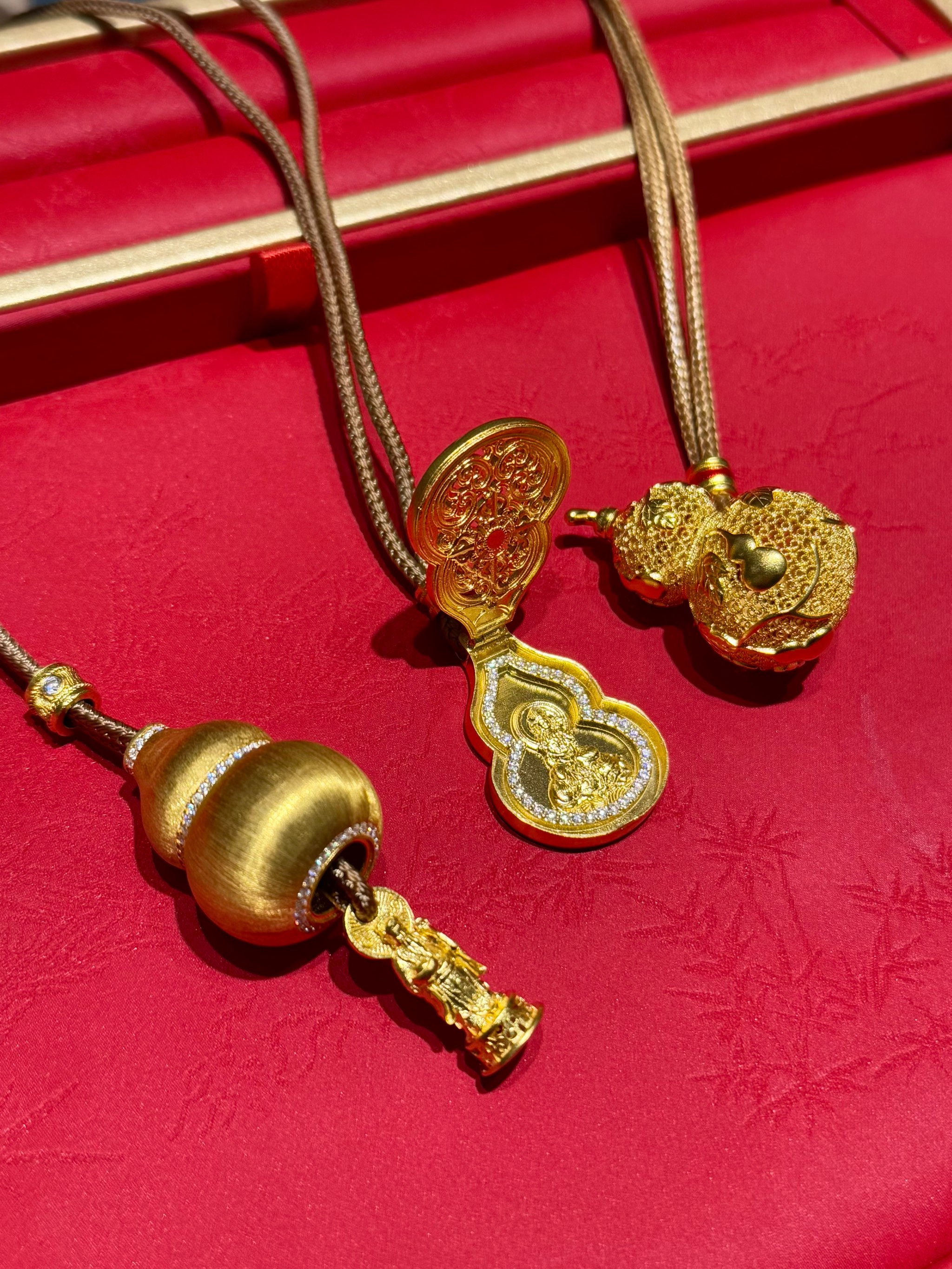 现金流承压下举债收购，西部黄金14倍溢价“接盘”实控人金矿