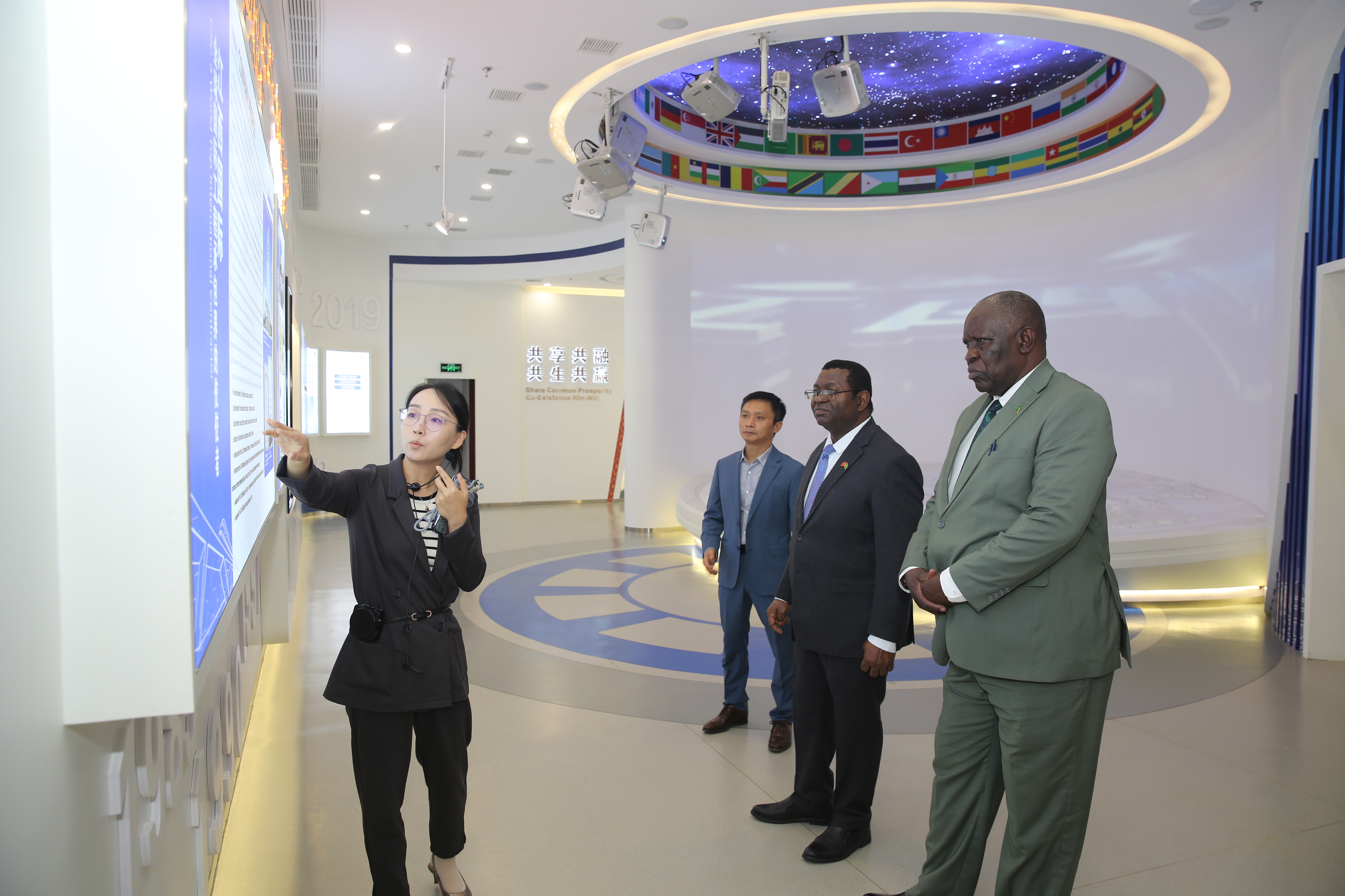 驻非盟使团参加当地“外交官世界杯”足球锦标赛