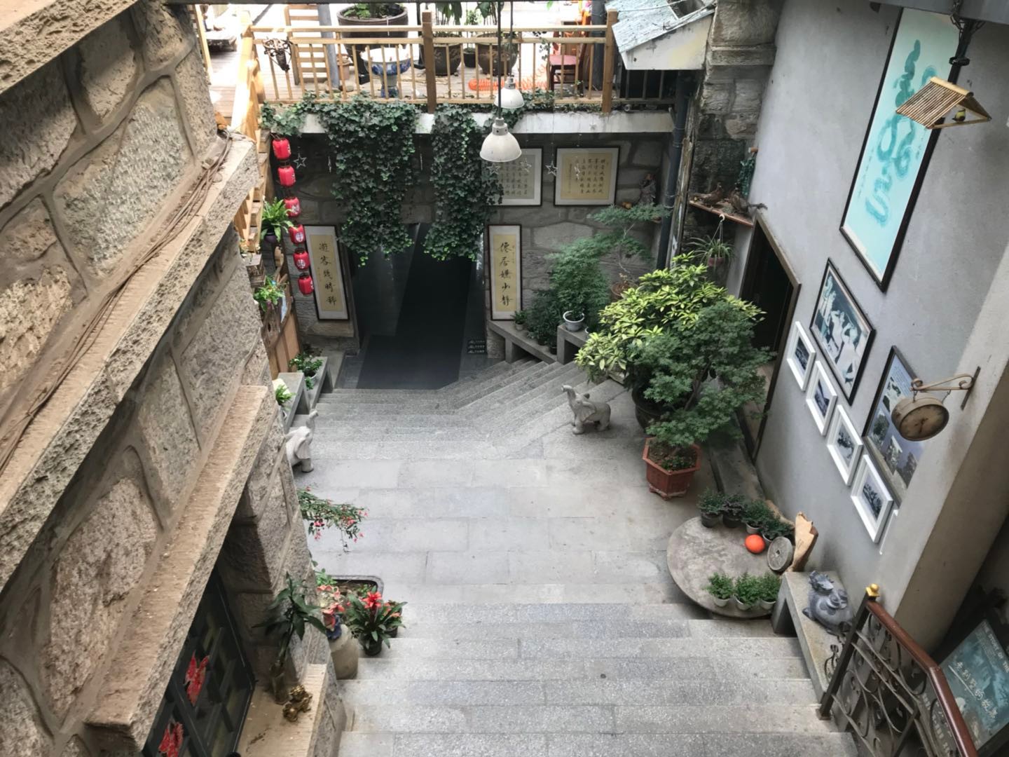 一个人与一部书――《庐山百年别墅》的出版及其价值