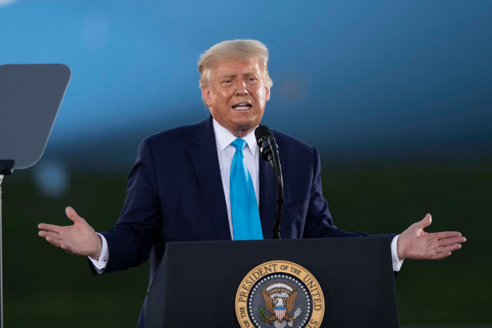 黄金、原油拉升！特朗普执意袭击伊朗！美共和党一众议员：违宪！