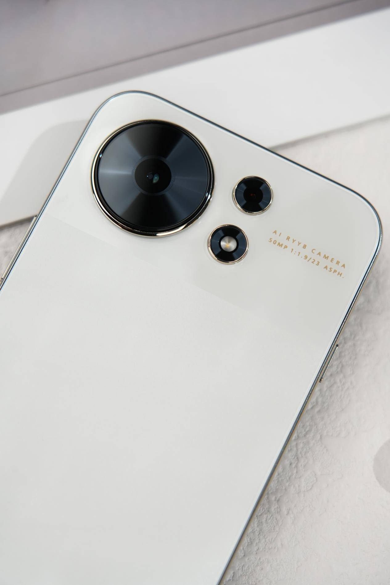 麦芒40发布：AI智慧+卫星通话+365天只换不修