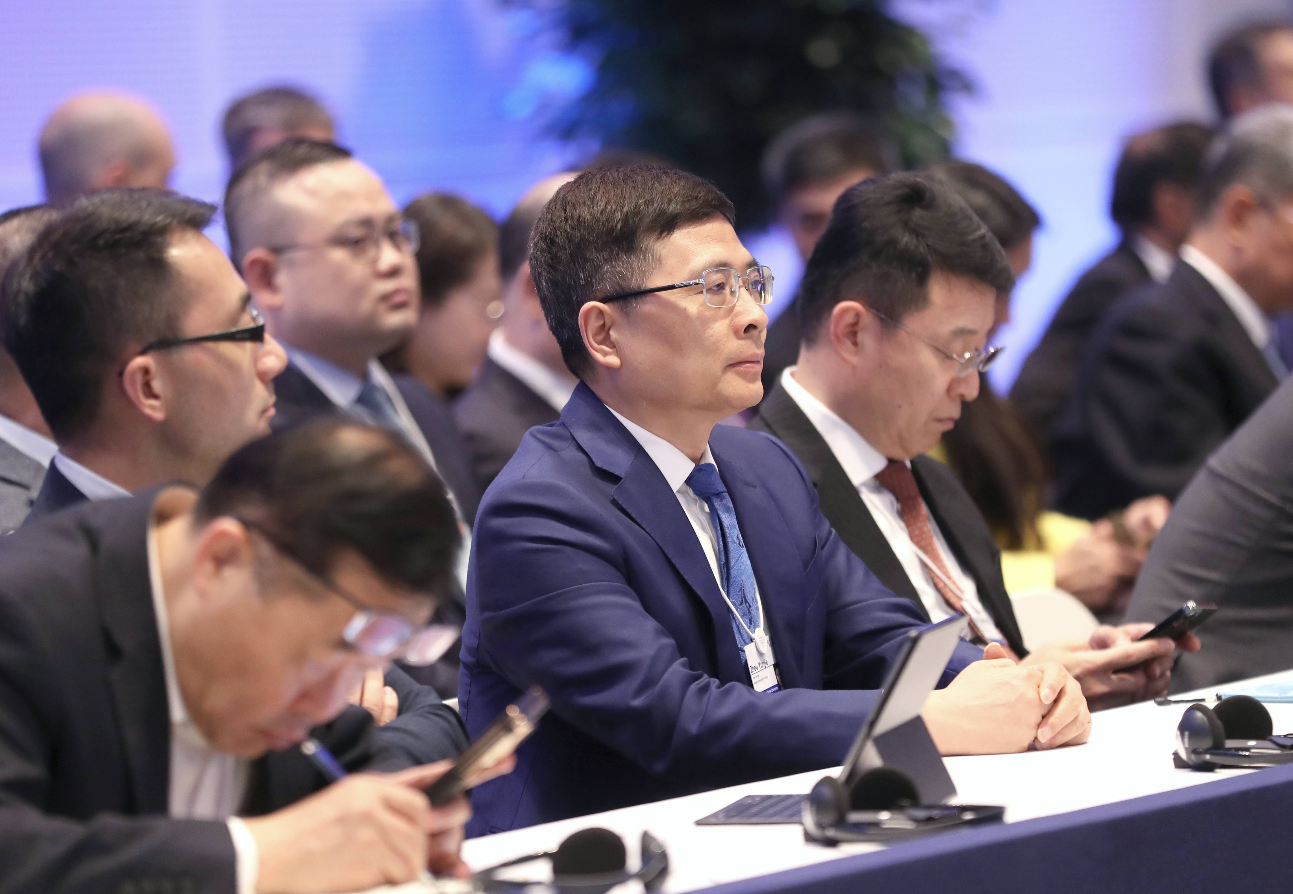 周云杰参加2025年夏季达沃斯论坛 探讨AI产业发展路径