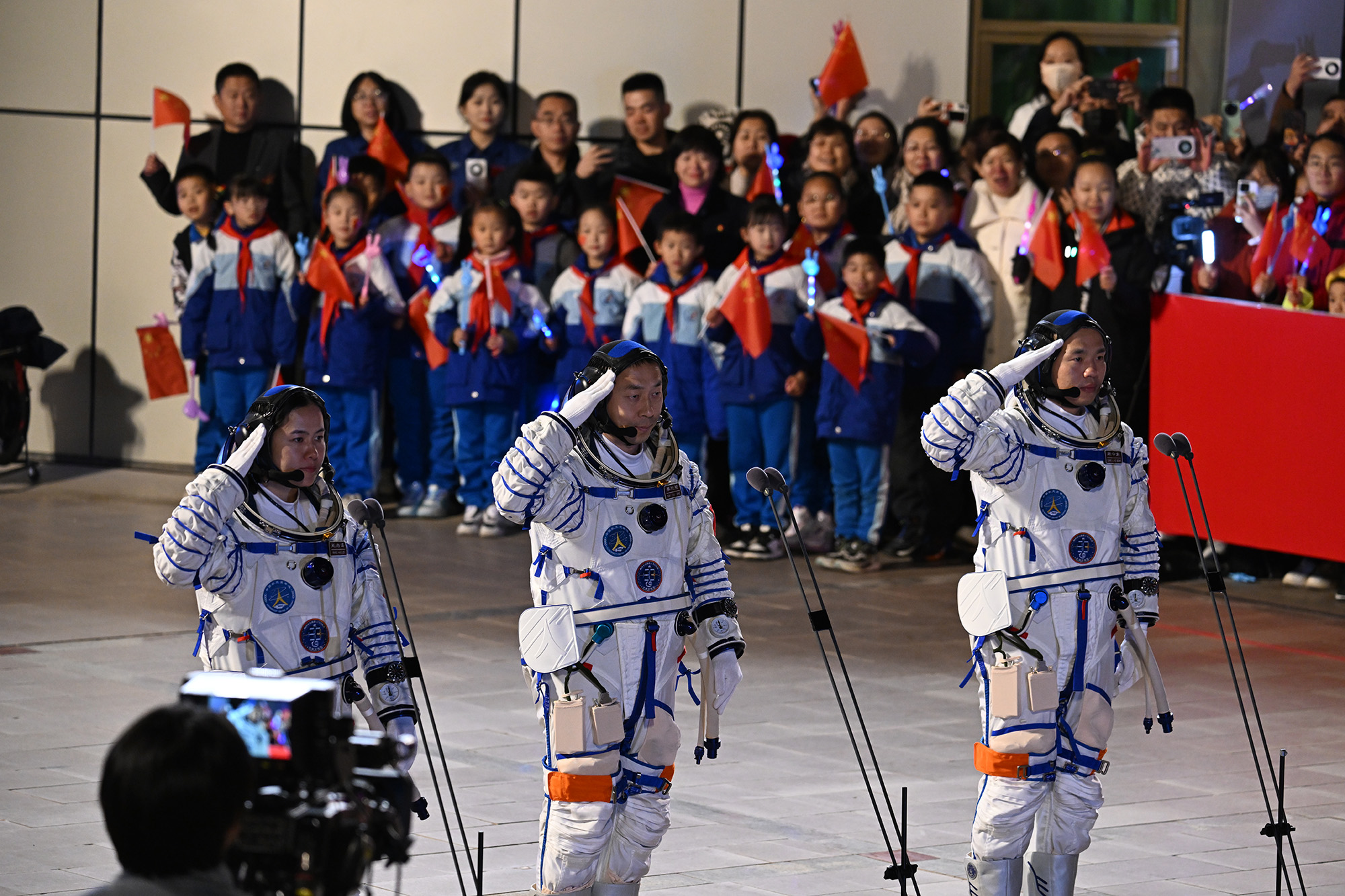 神舟十九号航天员乘组太空归来后首次公开亮相