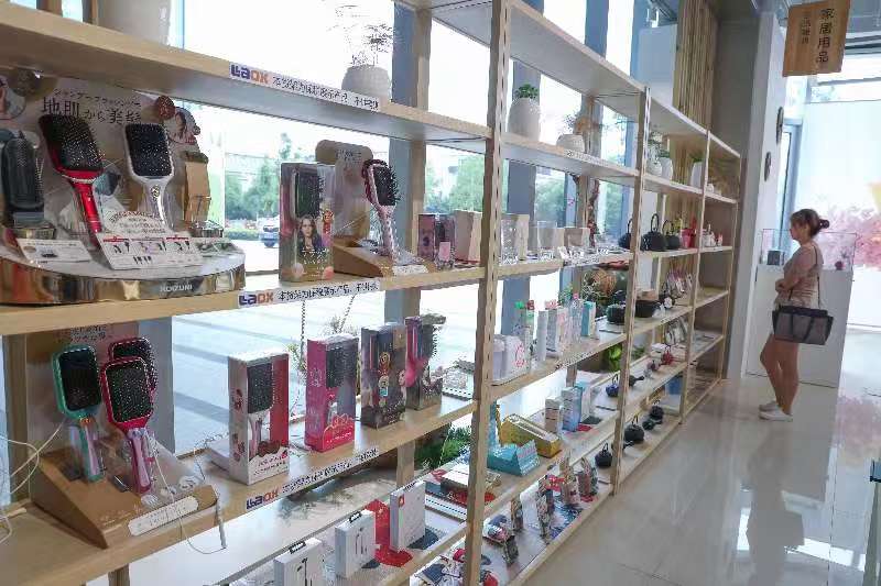 第八届进博会迎倒计时一百天 “全球新品首发地”招牌越擦越亮