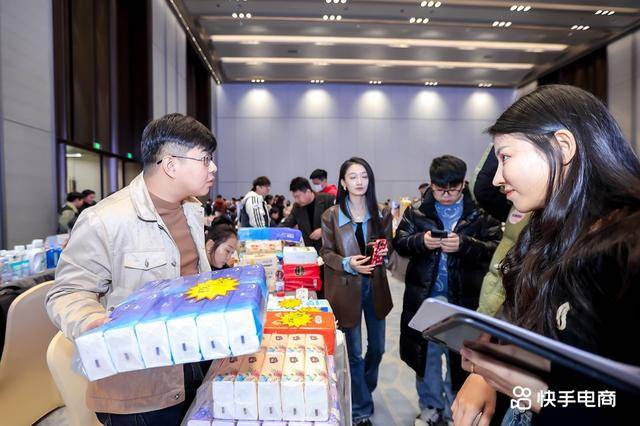 深圳市商务局党组成员、副局长池卫国： 深圳致力于打造电商枢纽城市，持续助力中国商品和服务走向全球