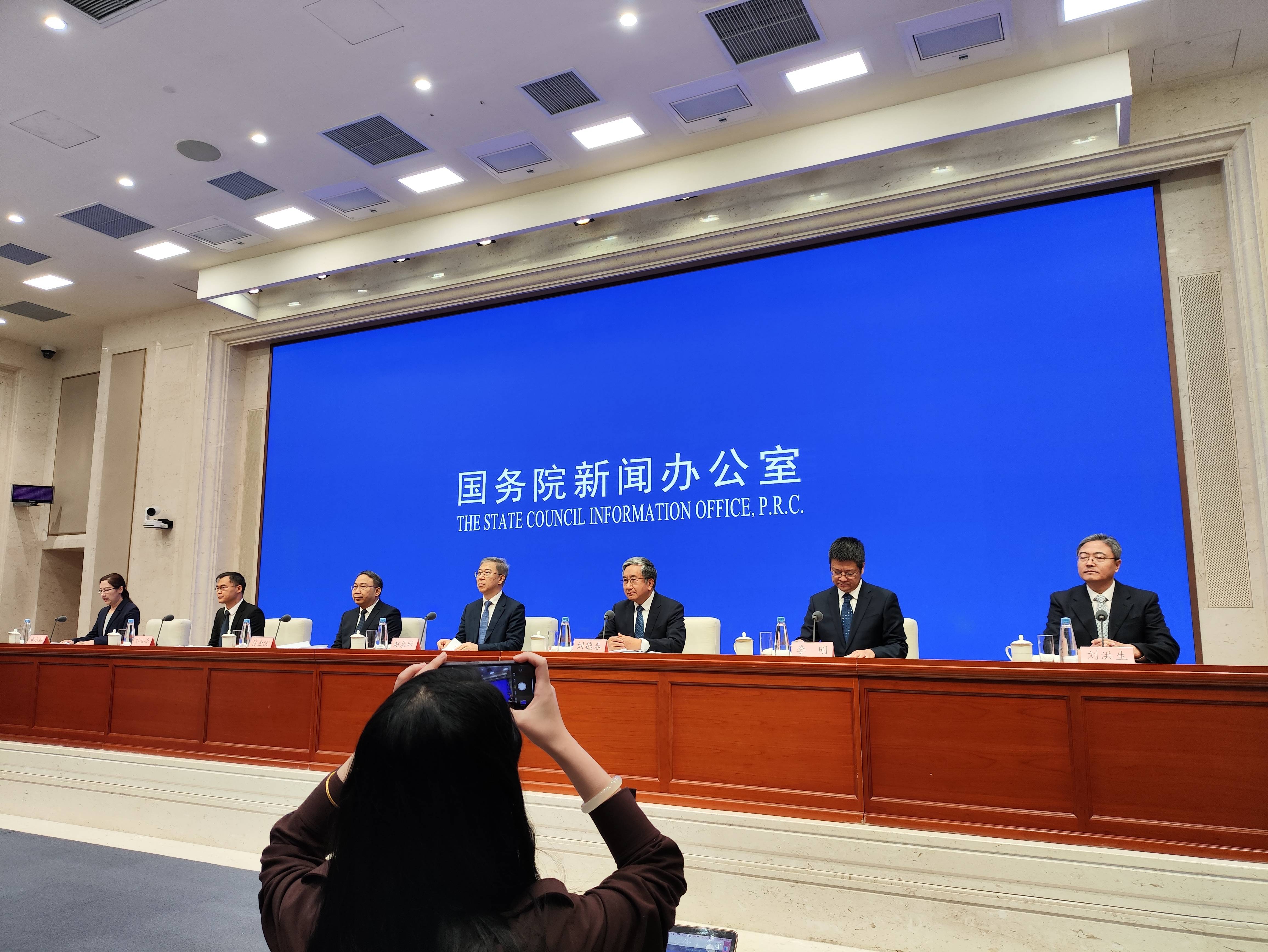 蓝佛安：加大财政逆周期调节力度 加快发行超长期特别国债、专项债