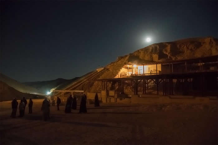 我国科学家发现“吃”硫化氢和甲烷的最深海底生命群落