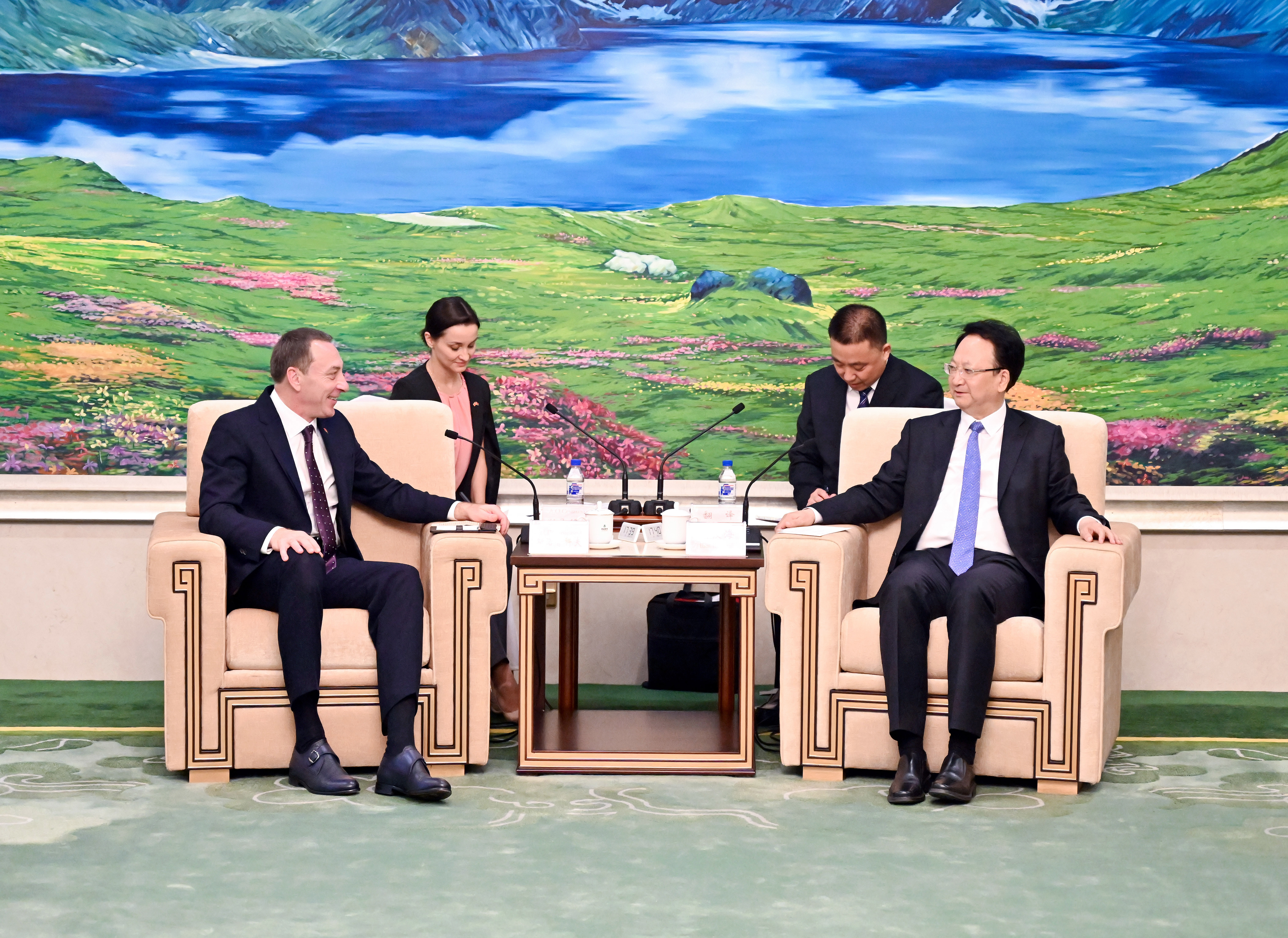 吉林省省长胡玉亭主持召开具身智能机器人公司组建工作专题会议