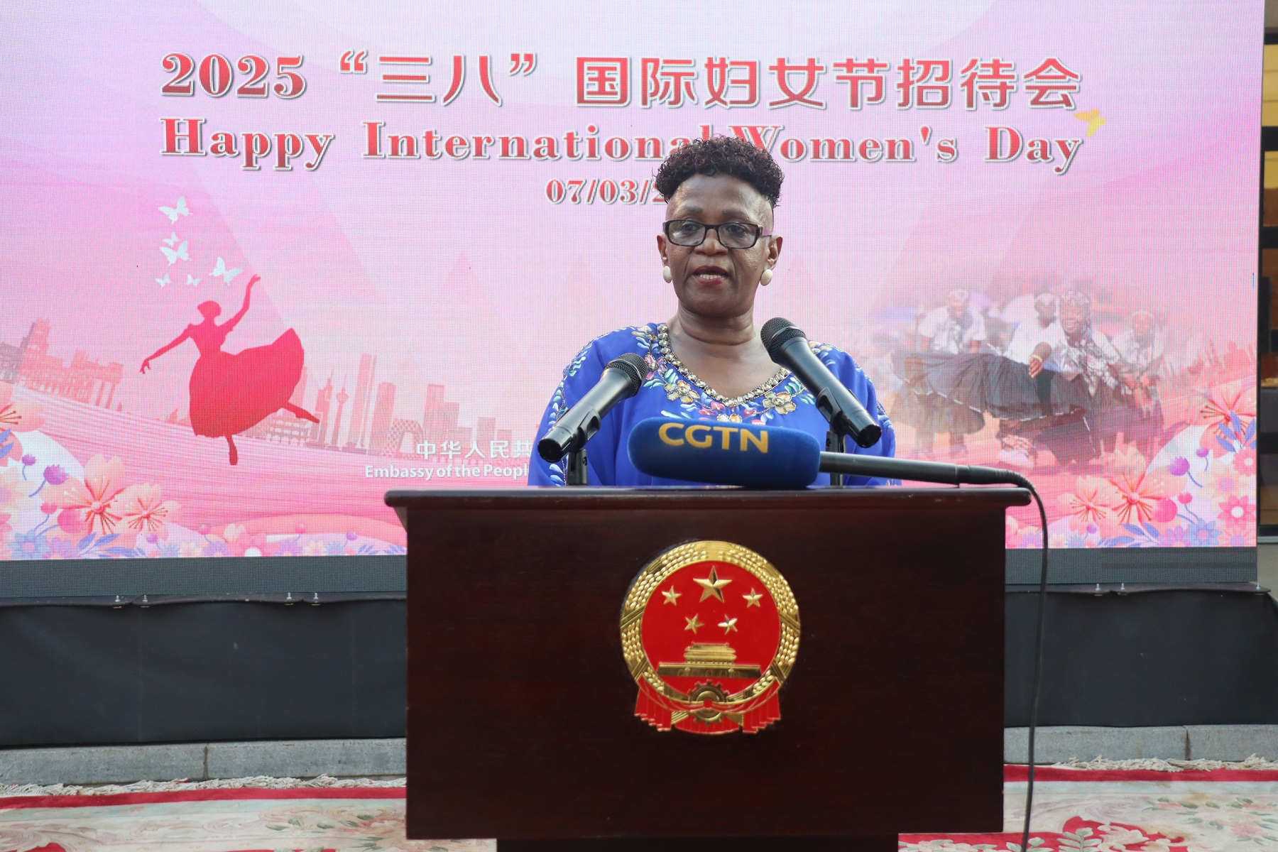 驻博茨瓦纳大使范勇与博副总统兼财政部长哈奥拉泰签署全球发展倡议谅解备忘录