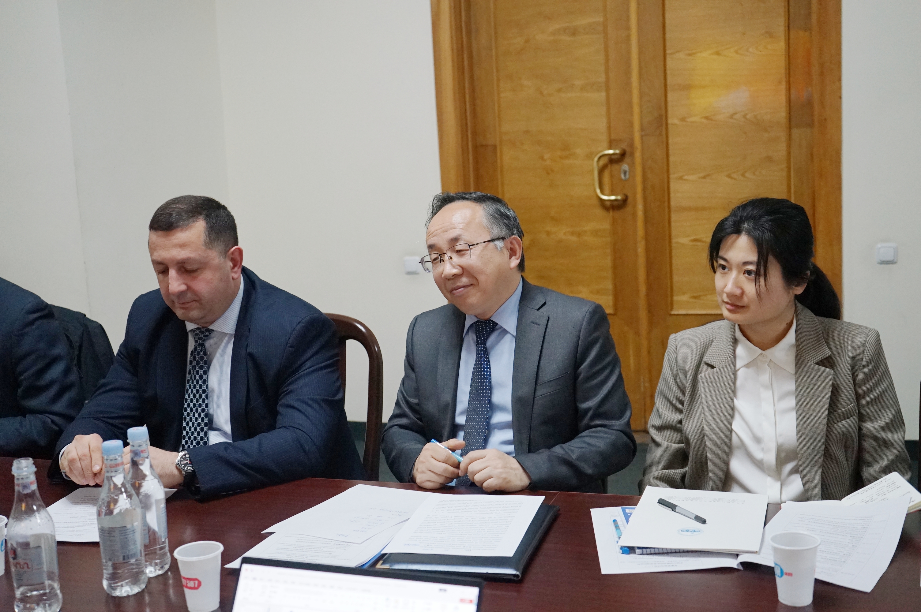 驻博茨瓦纳大使范勇与博副总统兼财政部长哈奥拉泰签署全球发展倡议谅解备忘录