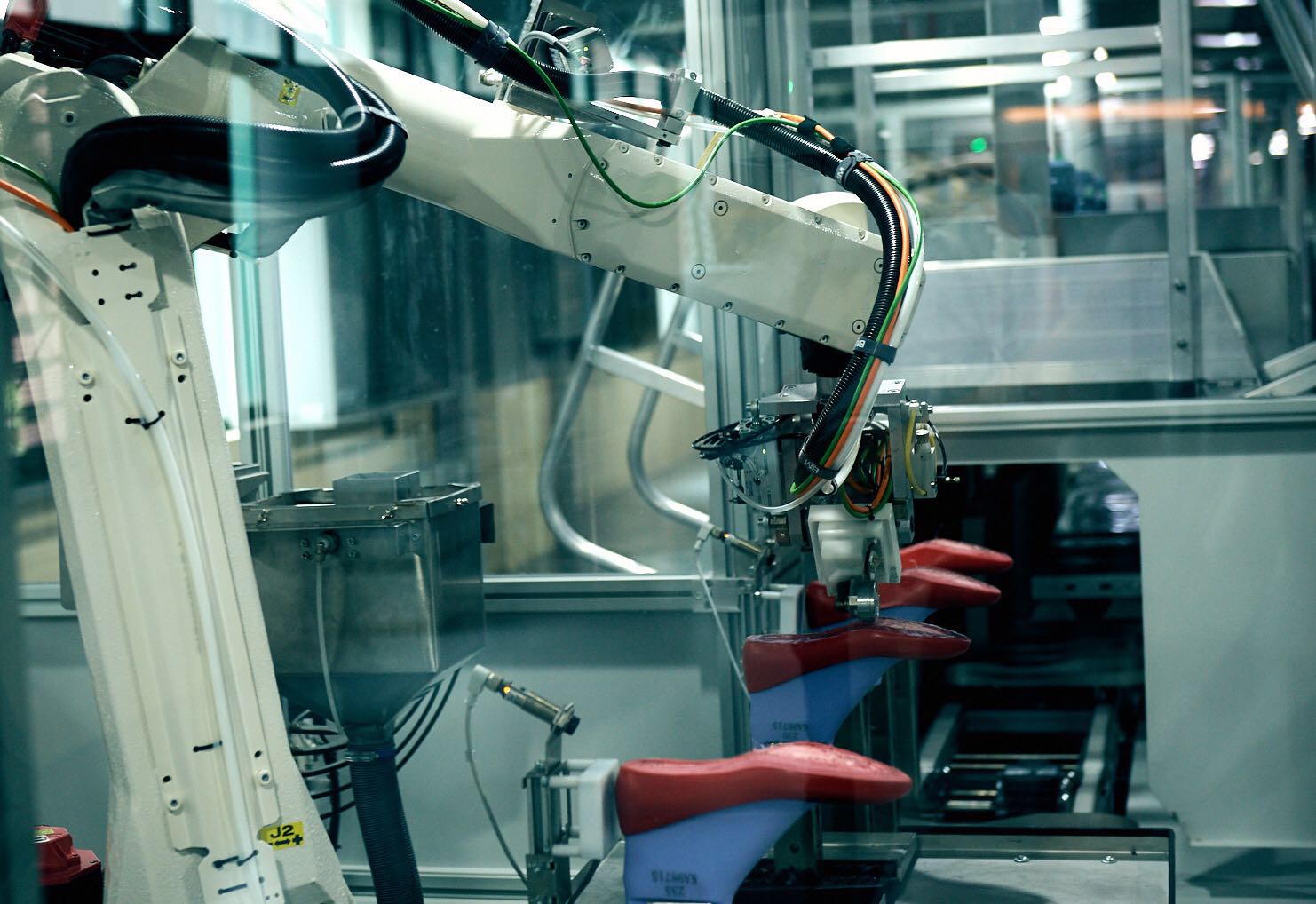 中创智领拟募资不超43.5亿元 投建智能移动机器人制造基地等项目