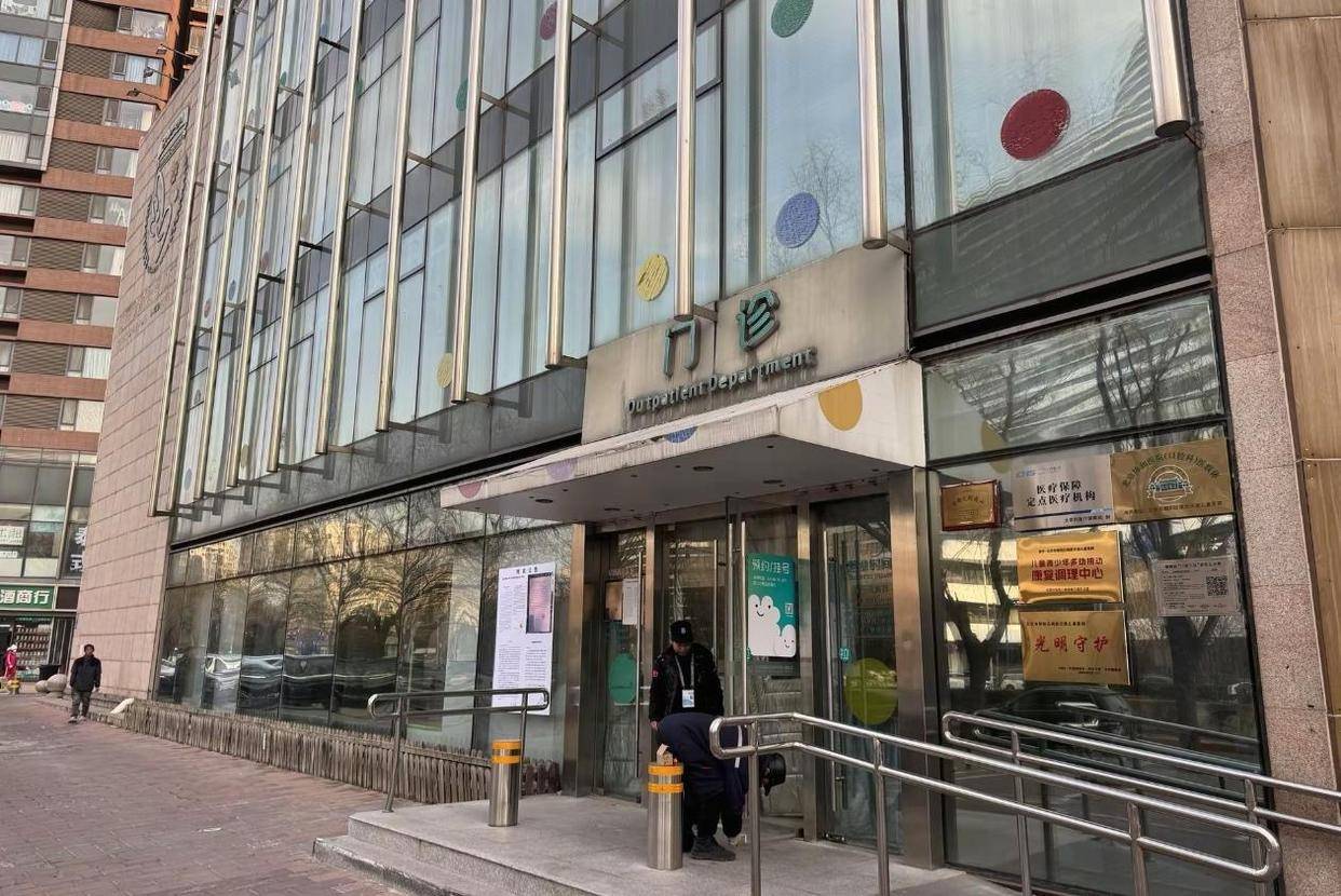 嫣然医院欠租，网友捐款超1400万元，李亚鹏致谢！医院负责人：已发不起工资！房东回应“翻倍涨租”：此前已半价租了10年