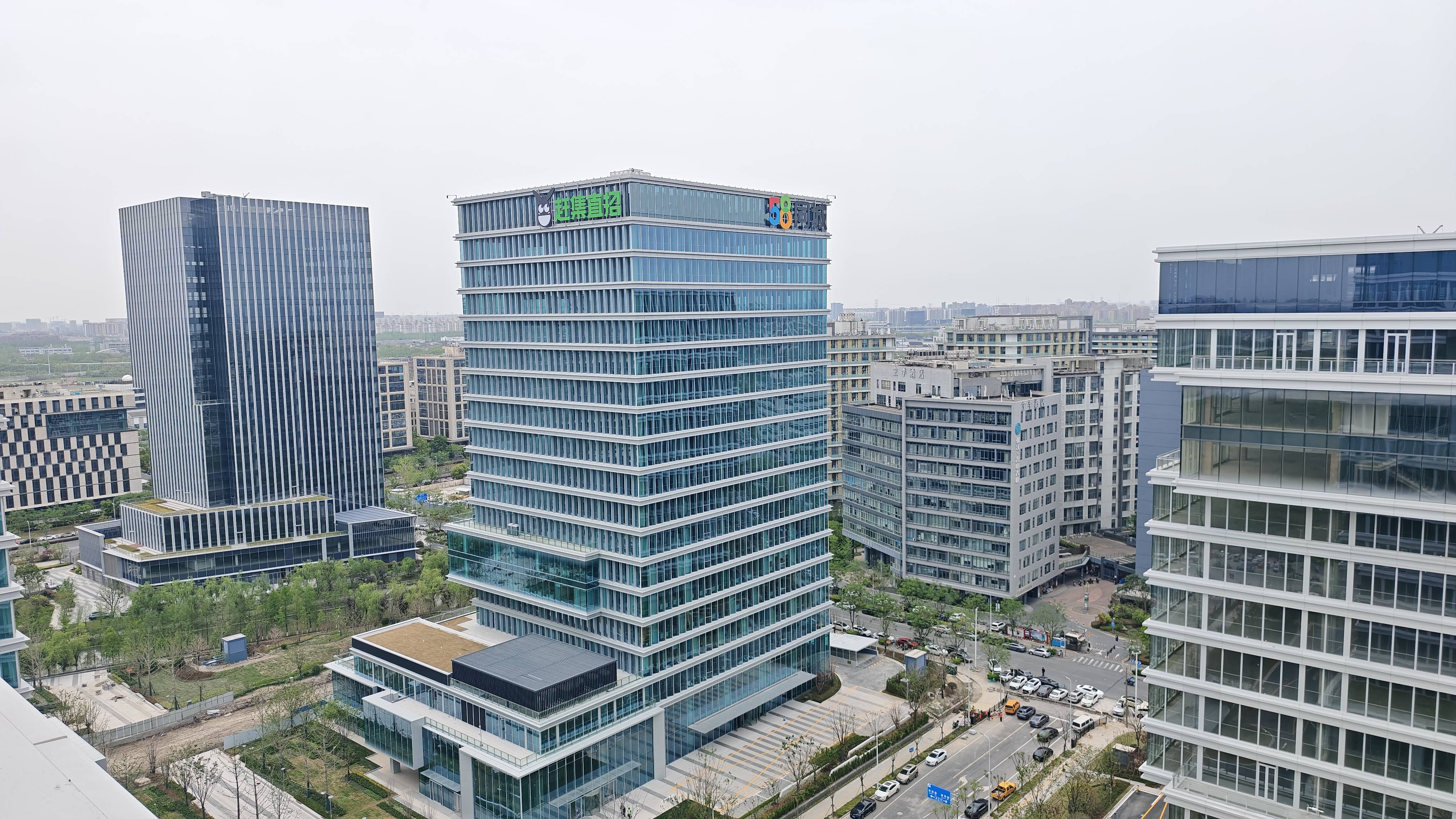 浦东新区：推进张江人工智能创新小镇建设 到2027年集聚人工智能垂类大模型应用企业超800家