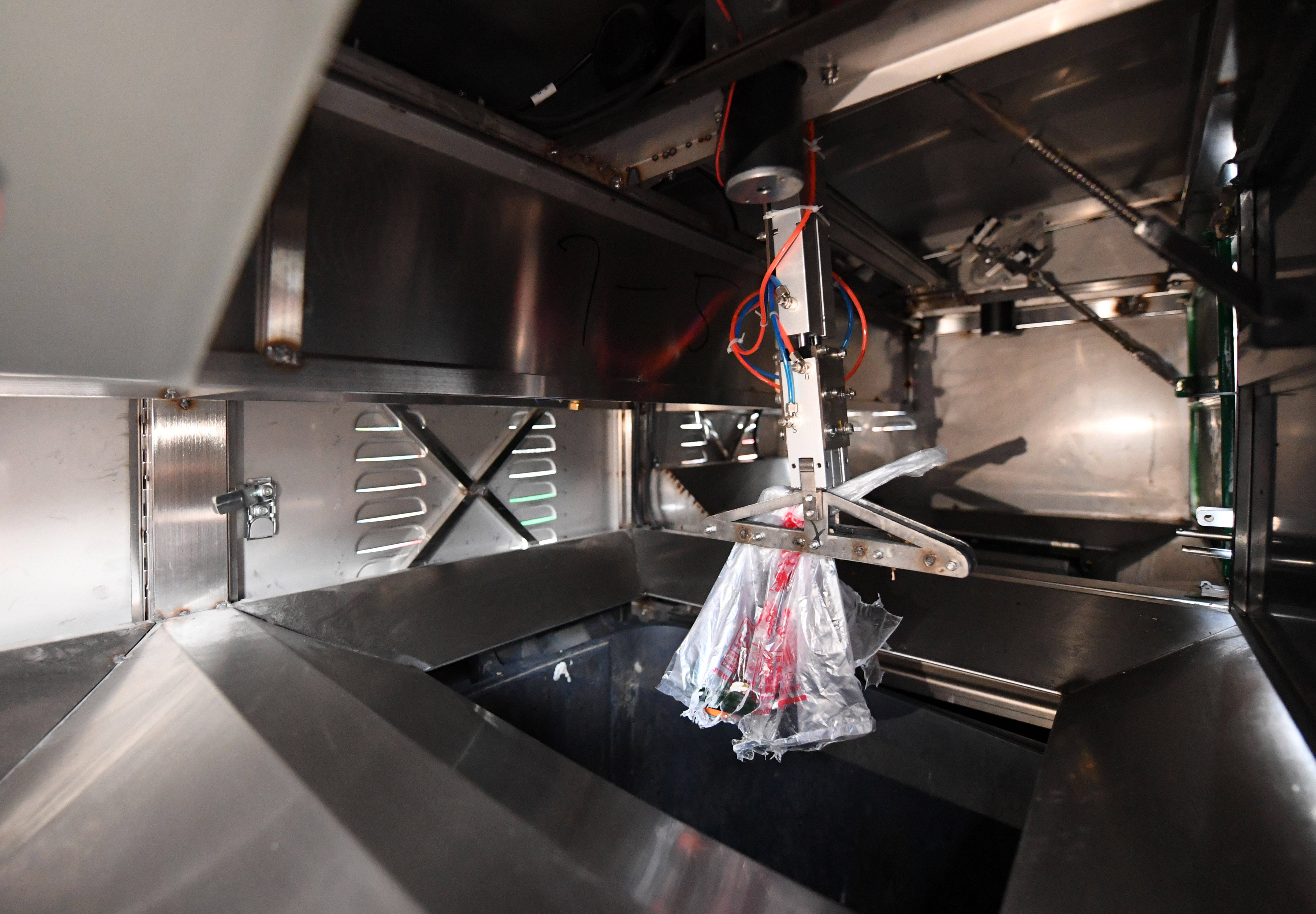 午间公告：军信股份下属公司签订伊塞克湖州垃圾科技处置项目投资协议