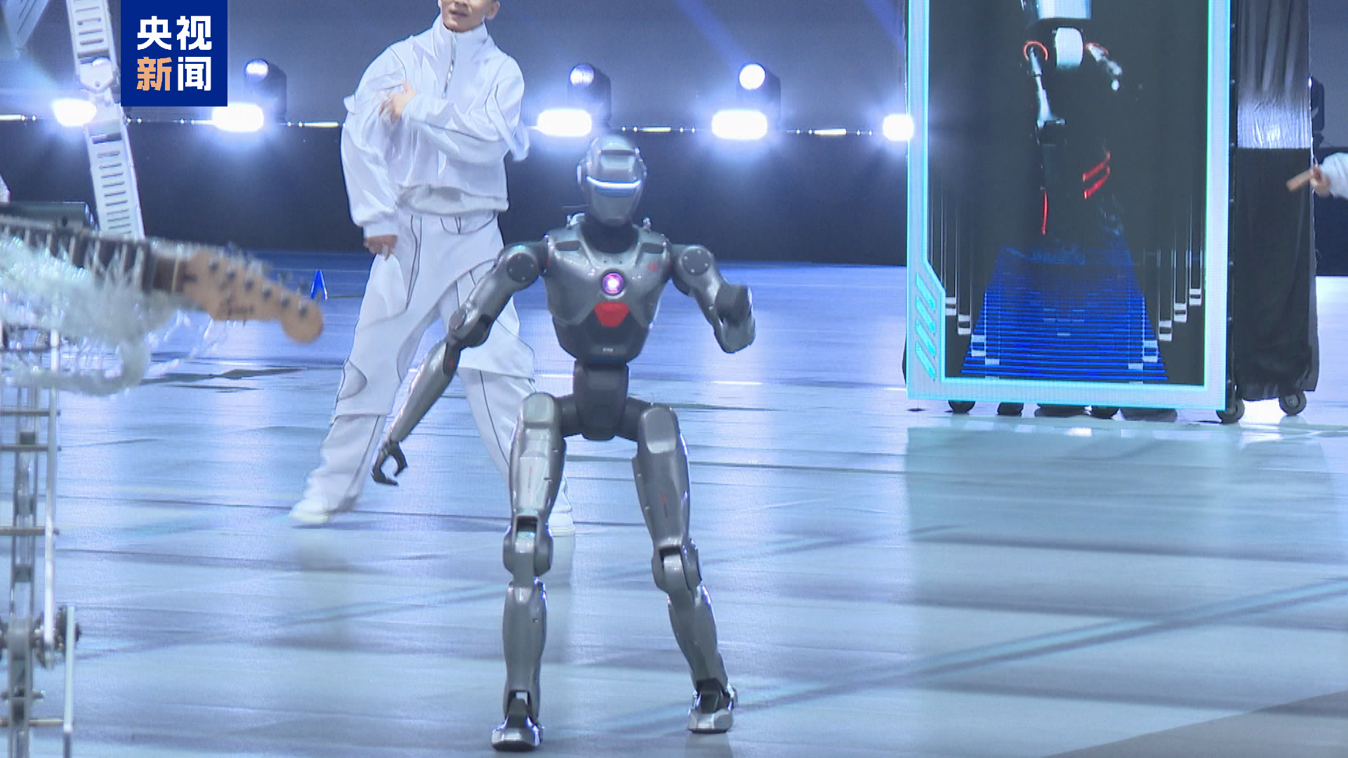 秀我中国丨制造一台人形机器人，拢共分几步？