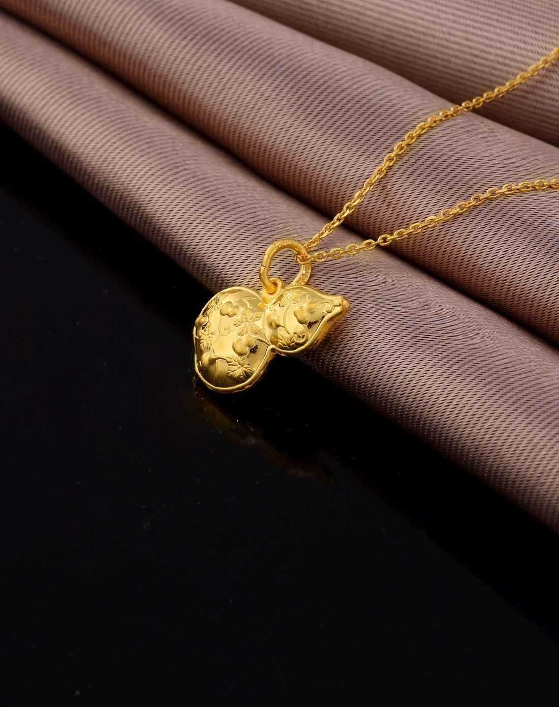 萃华珠宝：公司主要银行账户被冻结 2月10日起实施其他风险警示