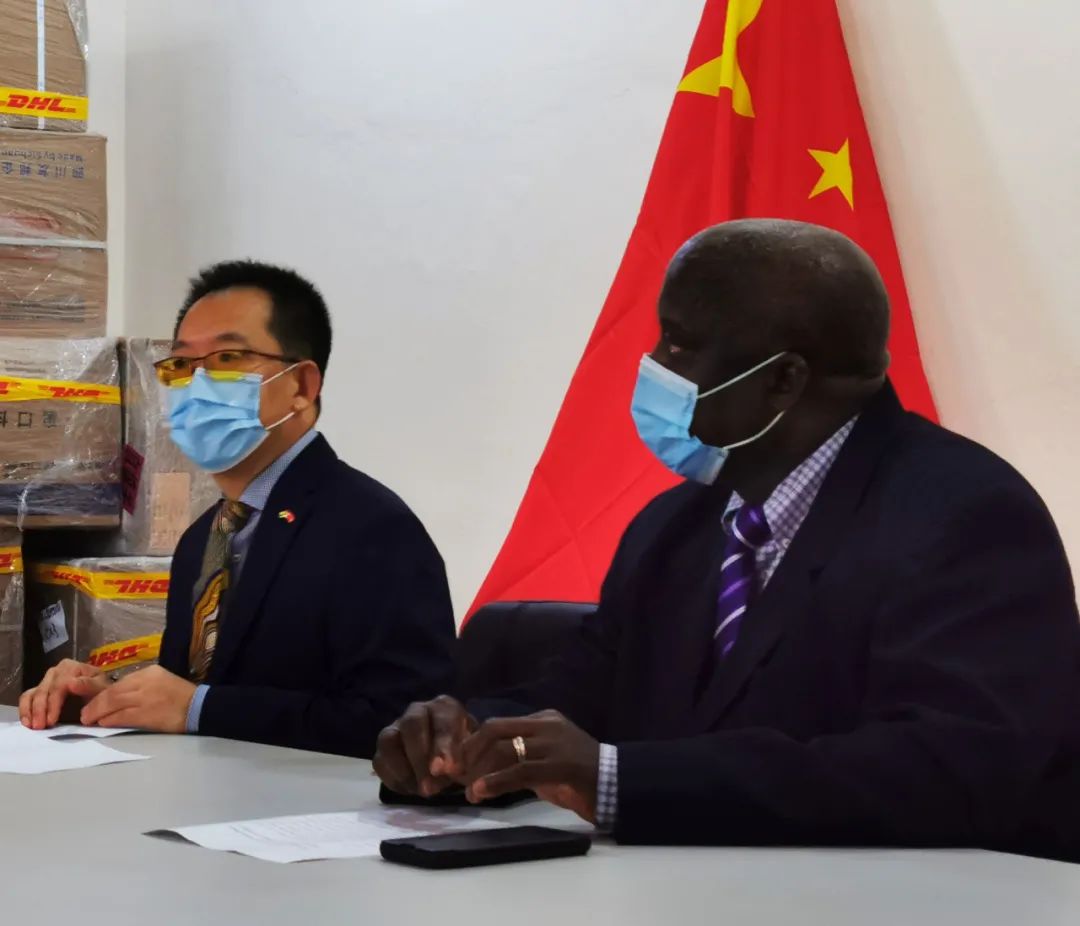 萧文生参赞出席援毛里塔尼亚医疗物资交接仪式