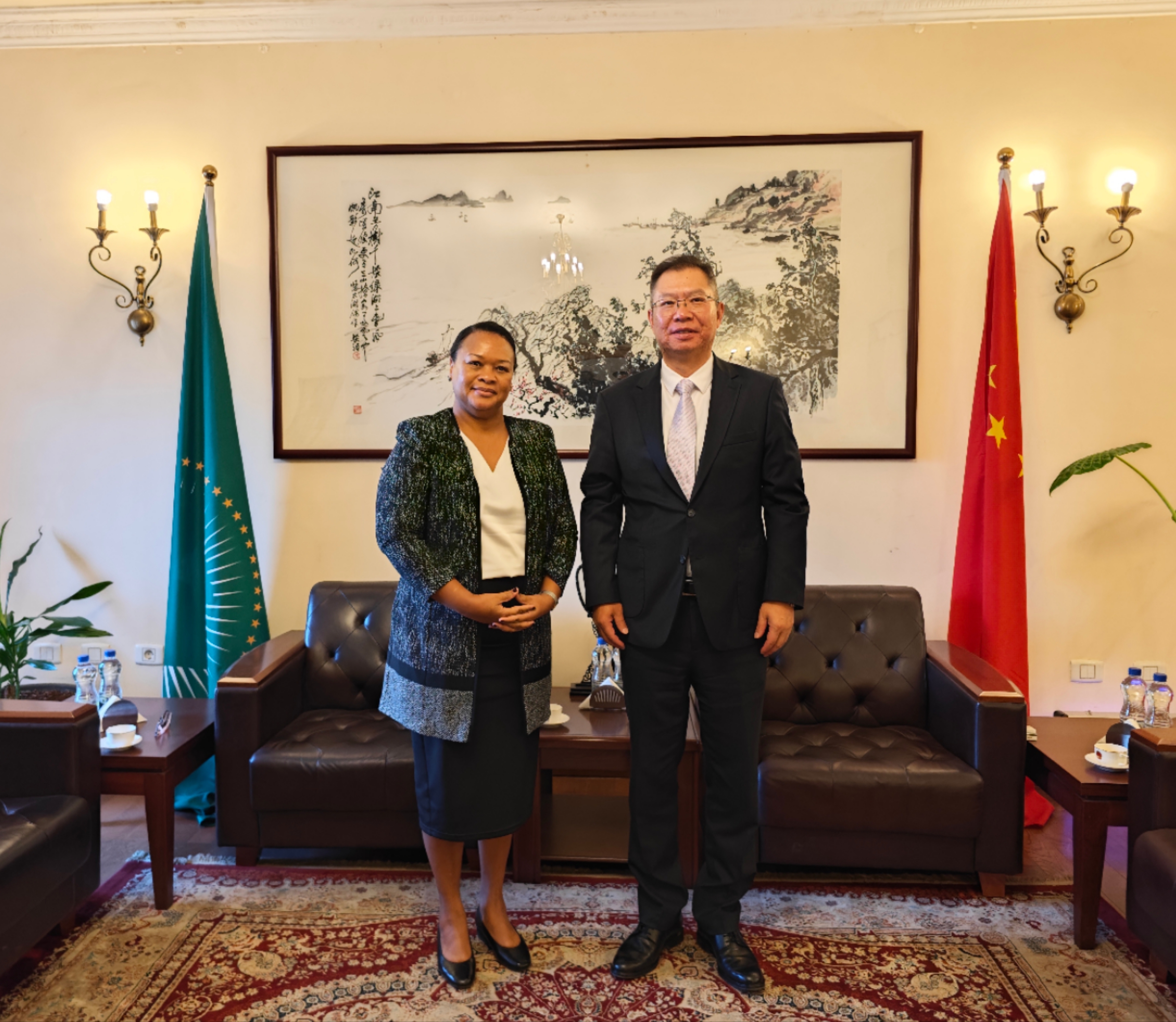 驻非盟使团团长蒋烽大使率队调研华为埃塞公司