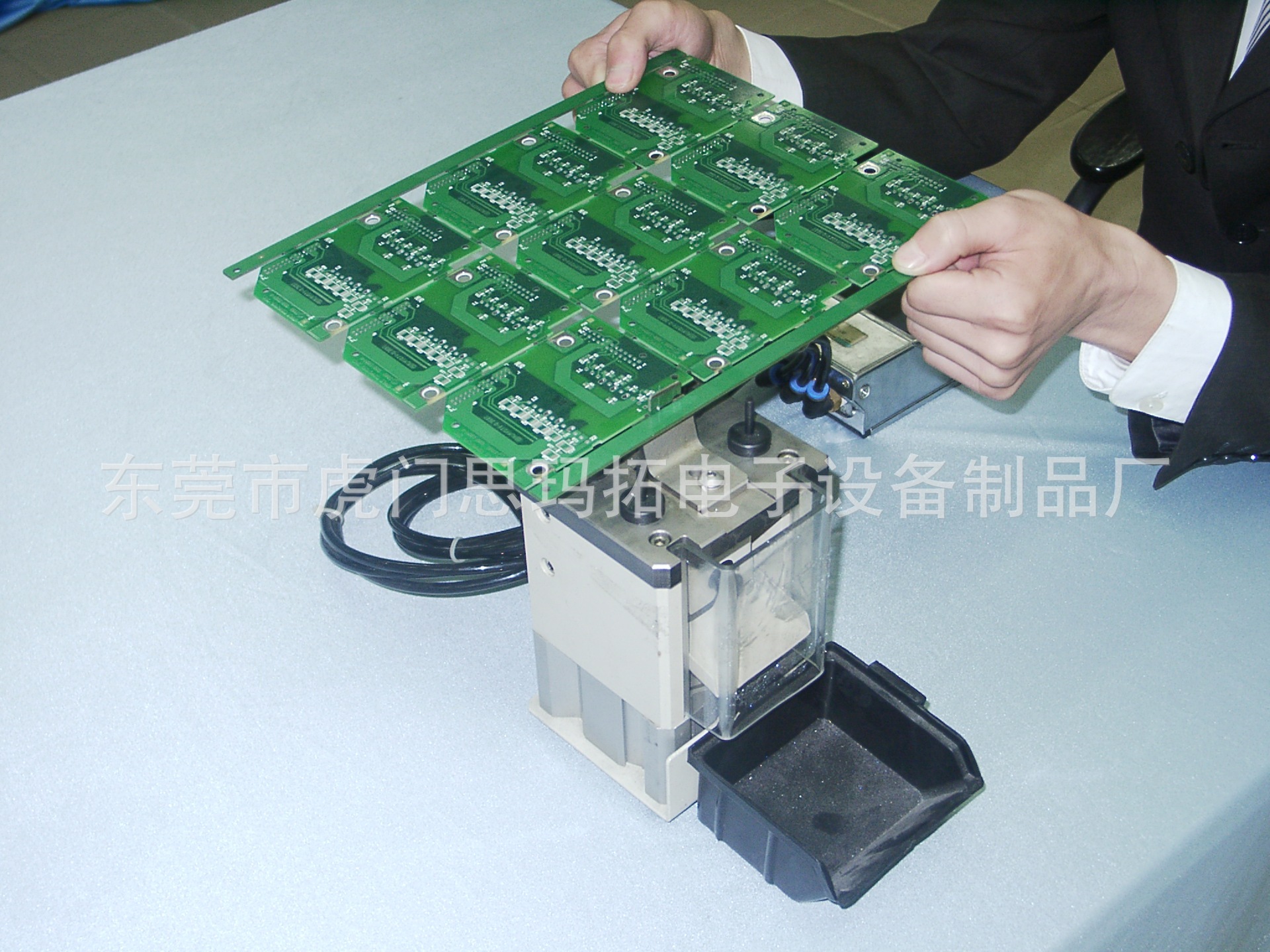 逸豪新材获得发明专利授权：“一种带清理功能的铝基板下料机器人”