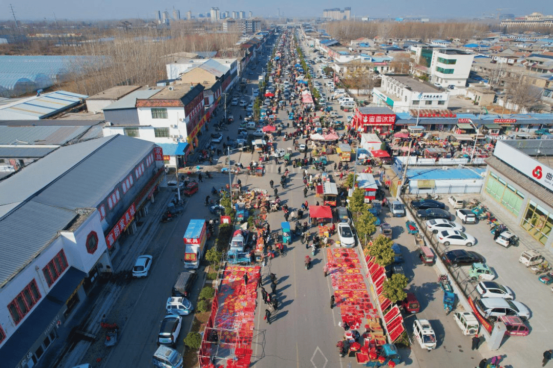 “年味地标”！从邻里聚落到亿元消费，百年乐山大集火热出圈丨新春走基层