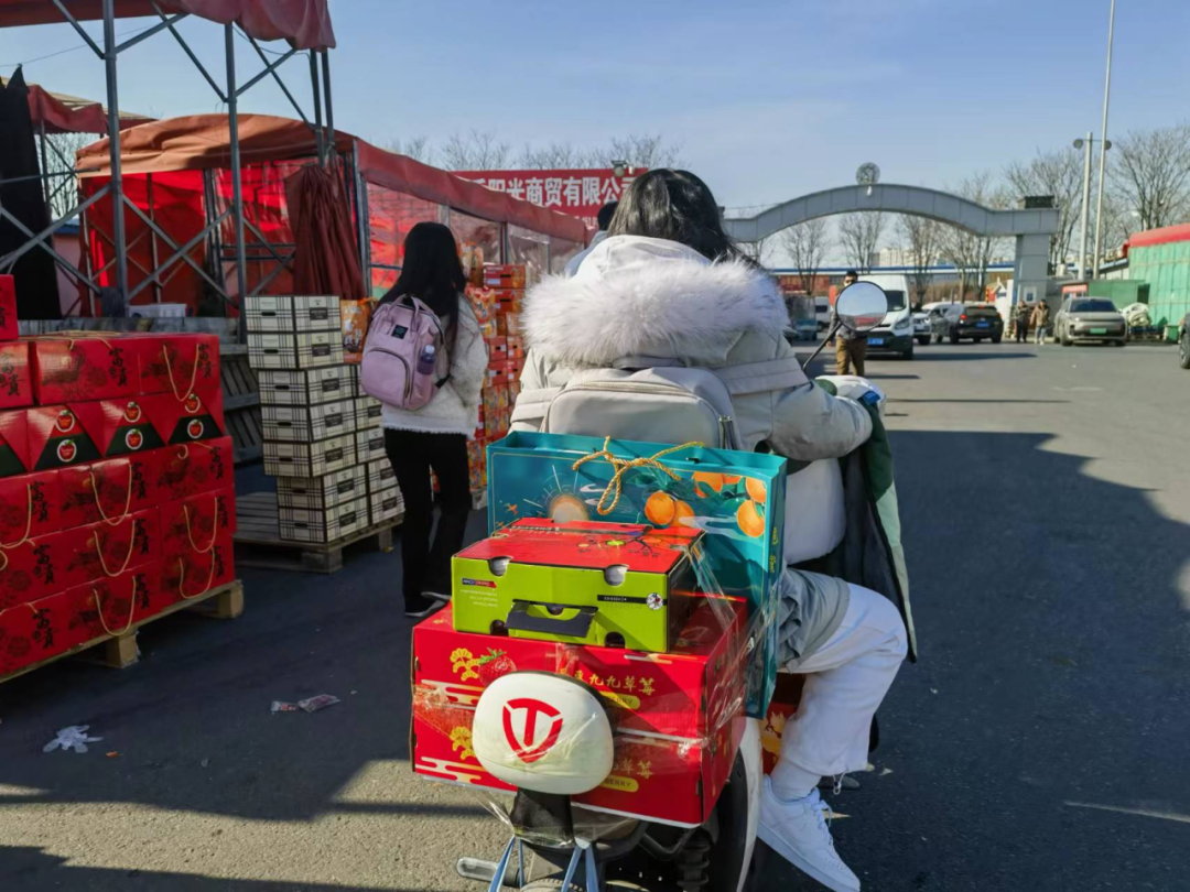 “年味地标”！从邻里聚落到亿元消费，百年乐山大集火热出圈丨新春走基层