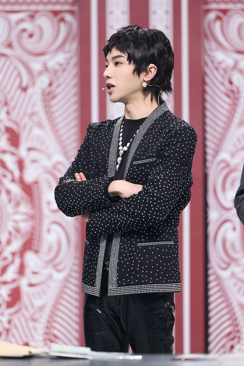 冲上热搜！华晨宇演唱会现场官宣：已拿下三块地；当地回应