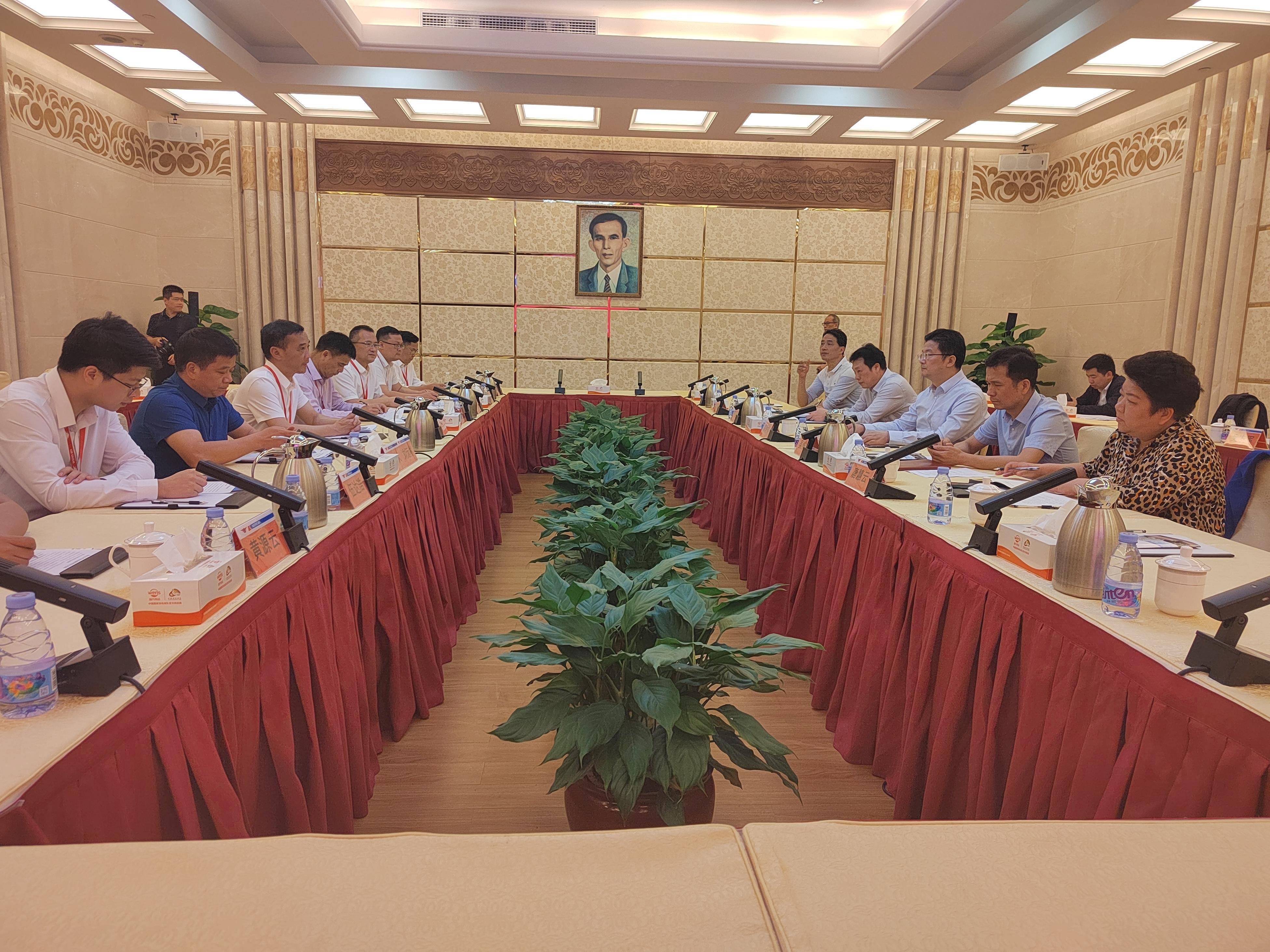 温氏股份：2月10日高管温鹏程减持股份合计50万股