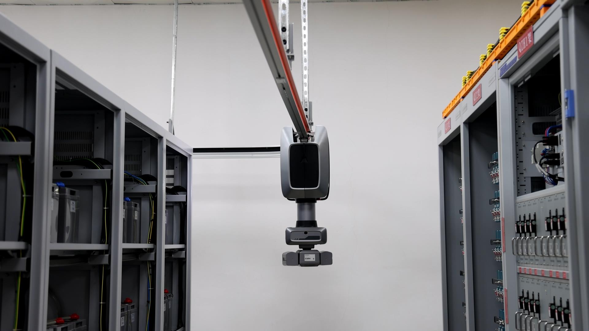 高铁检修“黑科技”！ 检测机器人为动车执行探伤任务