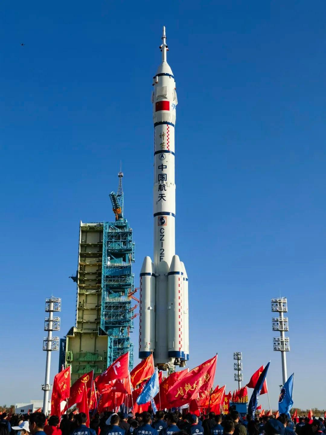 从“雄鹰”到“蓝鲸”——访酒泉卫星发射中心冯浩明