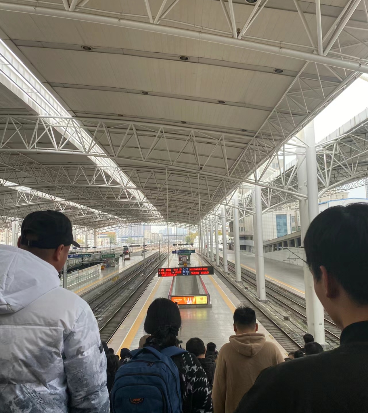 在“宇宙第一大站”见证2026年春运：那些奔波中的努力与期盼｜故乡里的中国