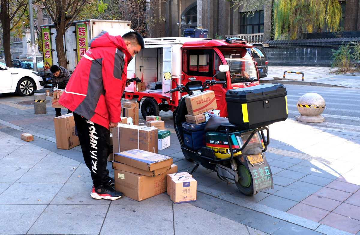 除夕不打烊的快递驿站丨新春走基层
