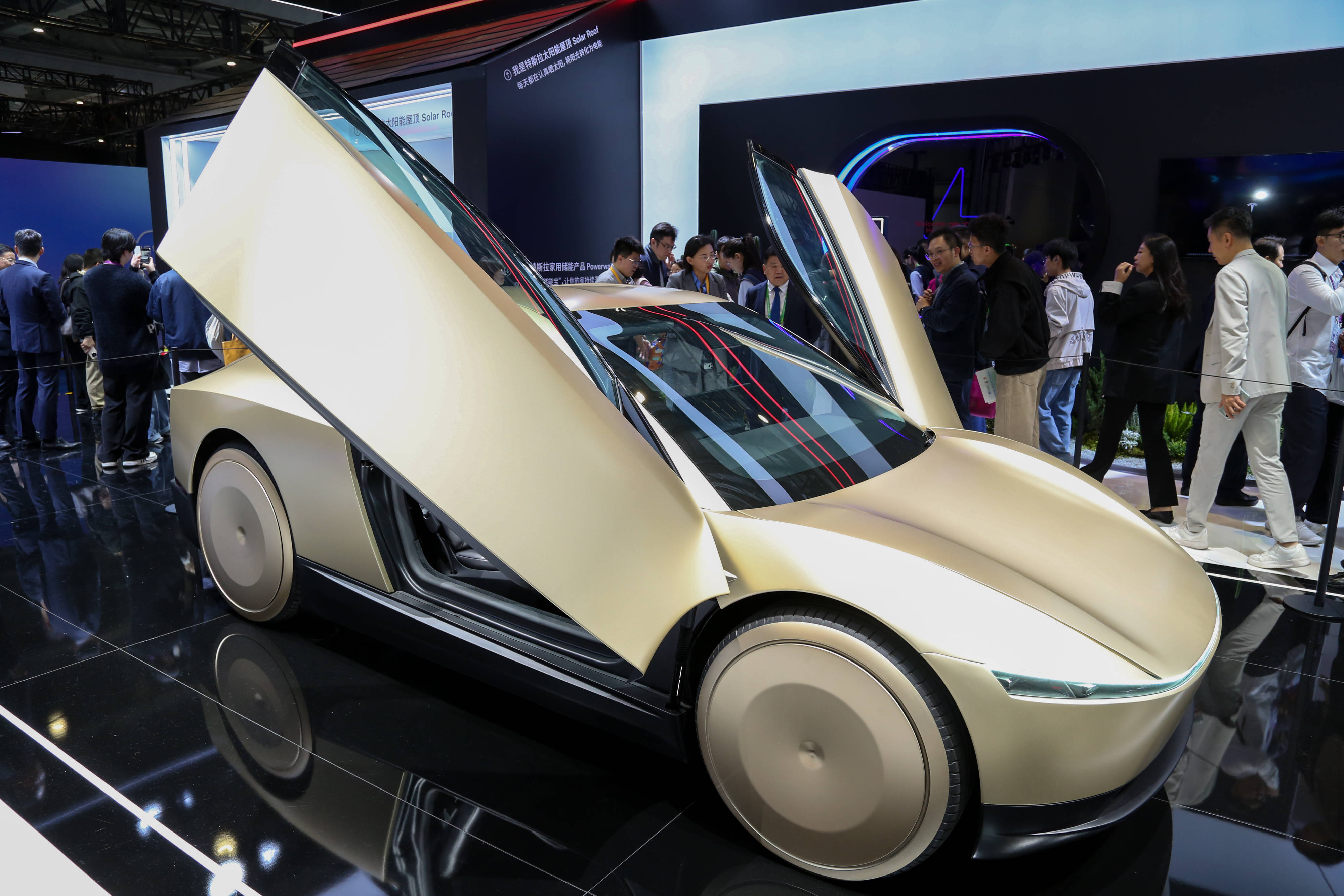 特斯拉Cybercab赛博无人驾驶电动车第一台量产车型下线