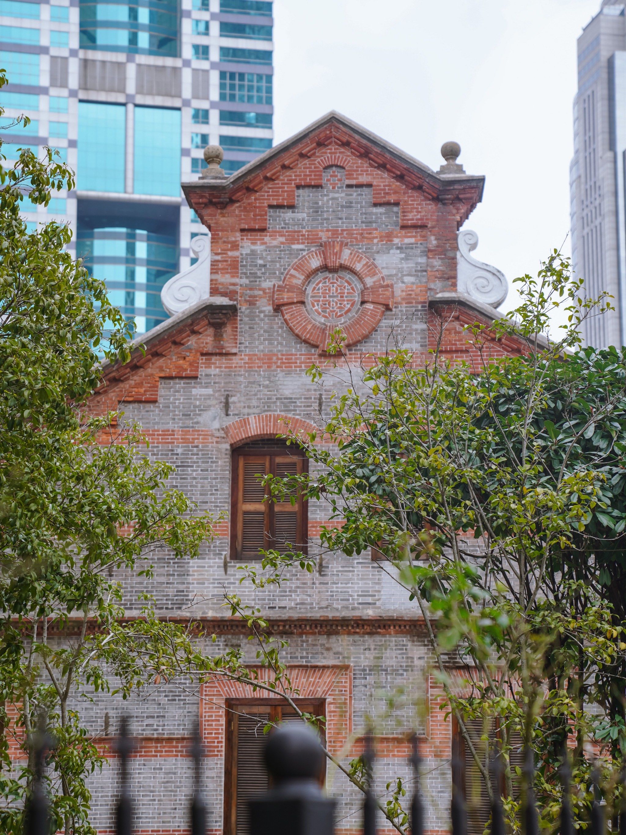 教游客拍与“三件套”同框大片，上海陆家嘴“付小哥”火了丨新春走基层