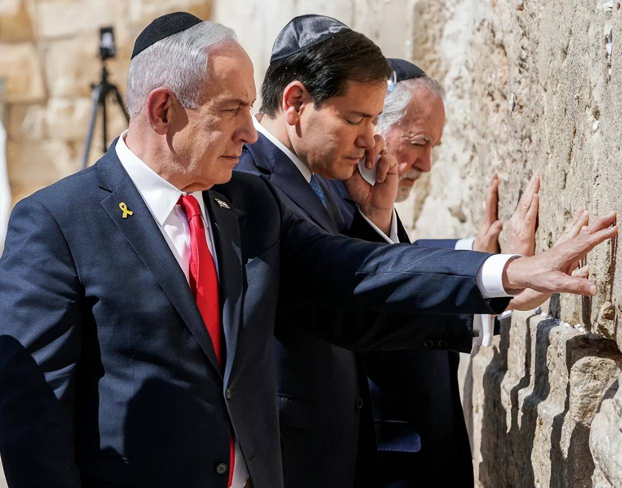 美以宣布哈梅内伊已身亡,伊朗否认;伊朗关闭霍尔木兹海峡;多家航司出台中东航线退改方案;伯克希尔哈撒韦去年净利润669亿美元丨每经早参