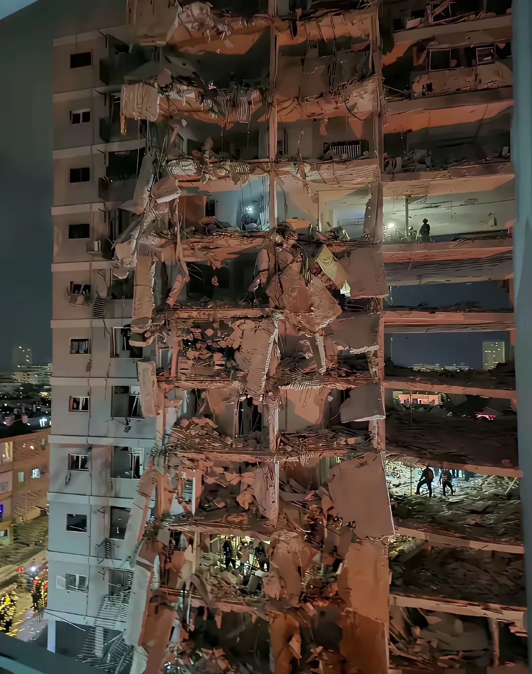 突发!伊朗伊斯法罕核设施和空军基地附近传出巨大爆炸声