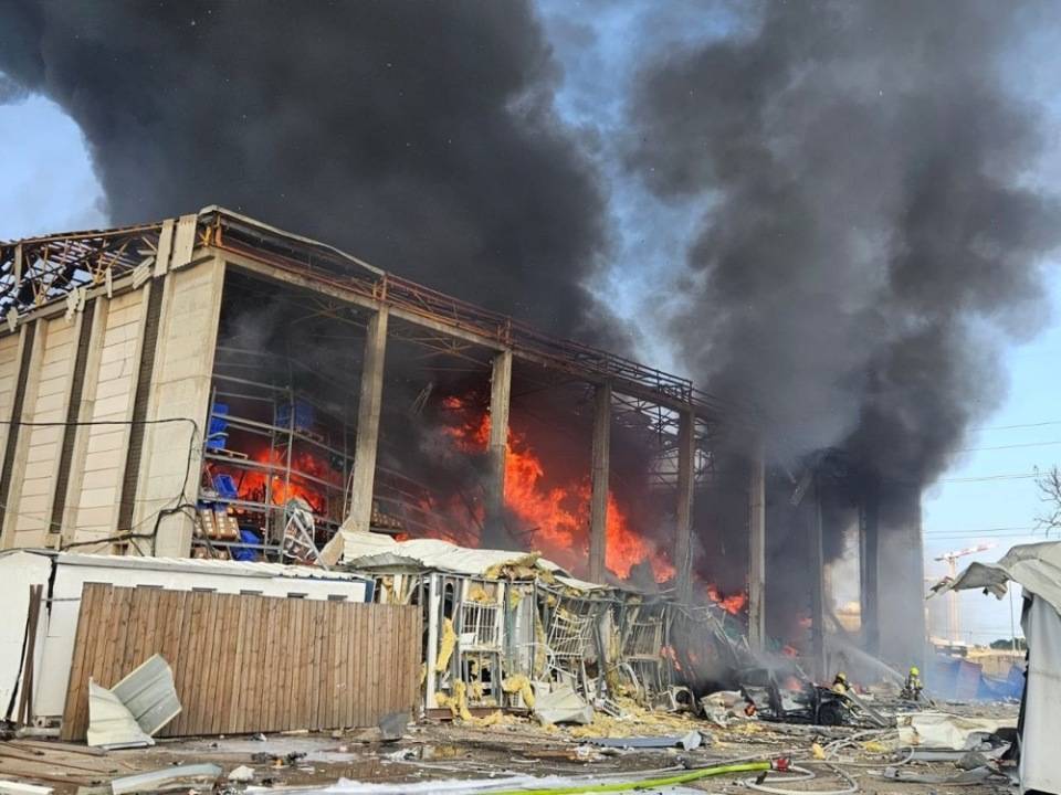 突发！伊朗伊斯法罕核设施和空军基地附近传出巨大爆炸声