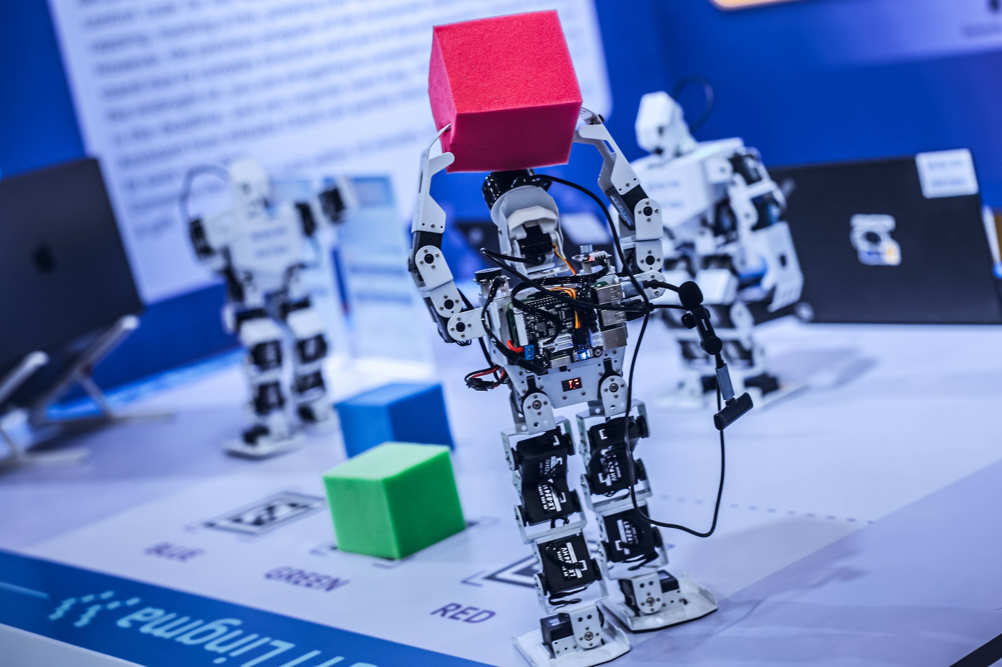 星动纪元陈建宇×斯坦福Chelsea团队发布VLAW 世界模型×VLA协同进化