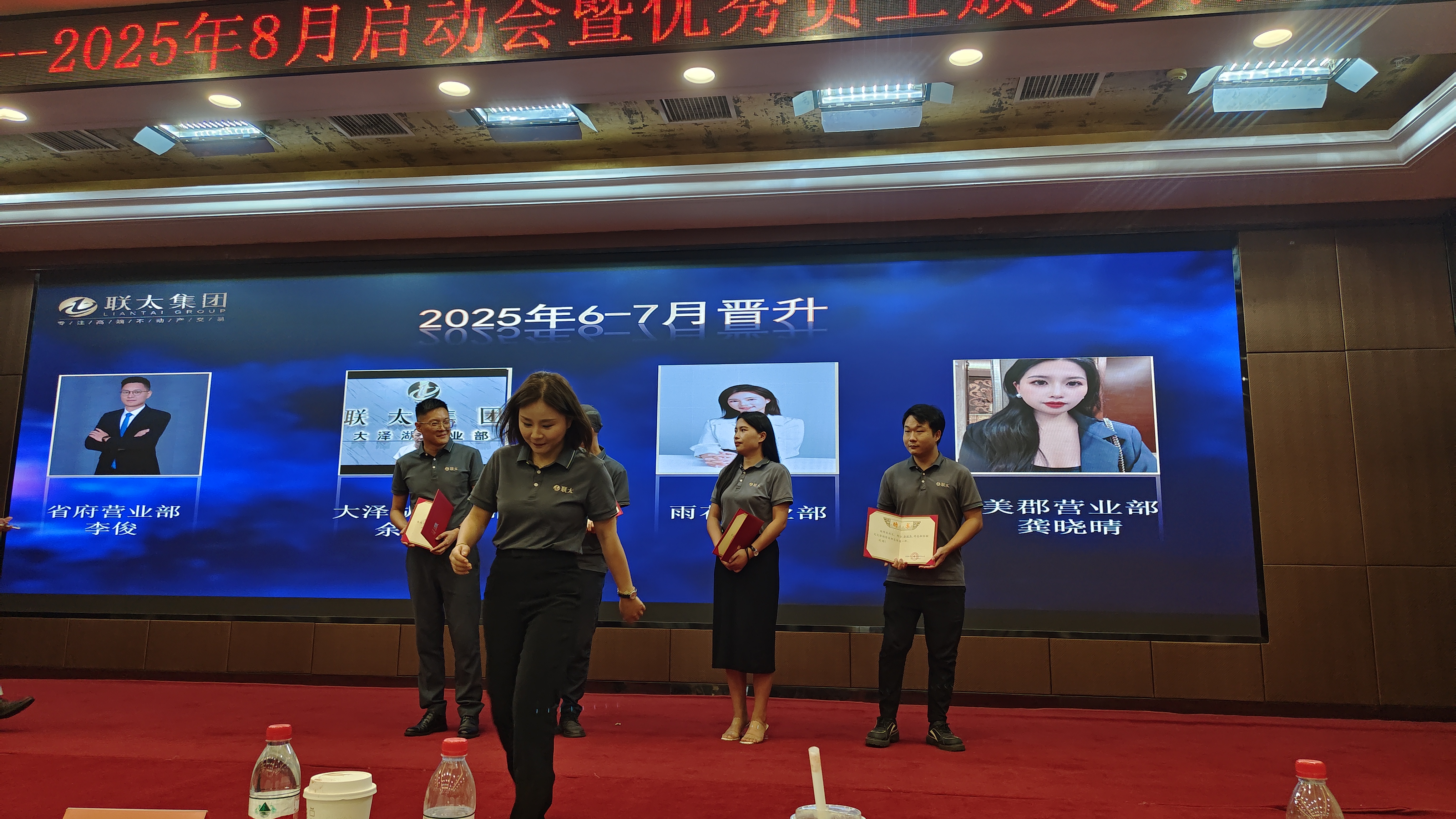 全国人大代表、万事利集团董事长屠红燕：让AI唤醒传统产业“新丝路”