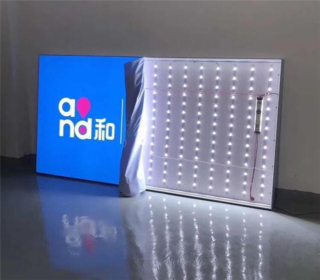 金 螳 螂获得实用新型专利授权：“一种可调式透光装饰件安装结构”